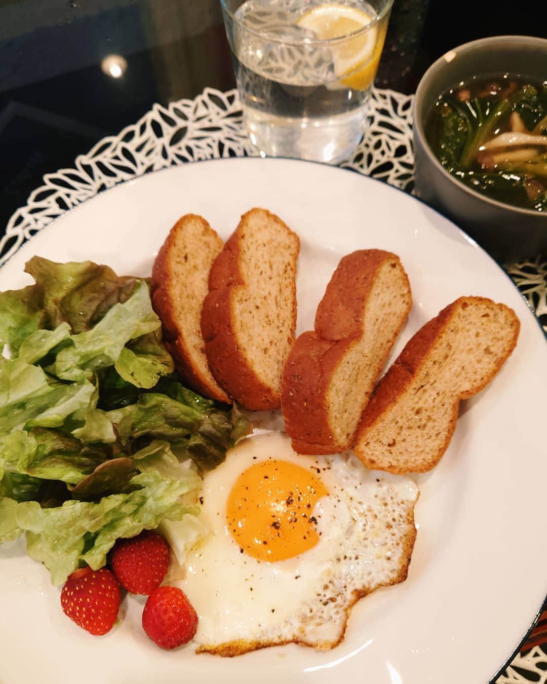 平アスカのインスタグラム：「おはようございます☀ . わたしが毎日のご飯で気をつけている事は、炭水化物を摂ること！！🍞🍚 だからできる限り3食炭水化物を求めて生きてるの。（笑） 炭水化物は体脂肪燃焼のスイッチをオンにしてくれて筋肉量を減らさず効率よく脂肪を減らしてくれるから、体型維持にすごく助かってる。 といっても1食糖質35g以内にしているから食べる量や質には気をつけてるよ！いつもは玄米やご飯が多いけど良さげなブレッドをみつけたんだ〜🍞💓 . 今日朝ごはんでたべたBASE BREADは全粒粉で低GI且つ、タンパク質、ビタミンB群、食物繊維など栄養素が豊富に含まれてるから主食にぴったり！🥺❤️ 糖質も20.7だからジャムとかつけても✨ . 今日はプレーン味を食べたけどメープルやチョコもお昼とかにたべよっと♪ 無添加なのも魅力的✨低GIだから時間がないときにも助かりそう、、！！ 今日もいちにちがんばりましょうね！🌹 #breakfast #朝ごはん #BASEBREAD #ベースブレッド #goodmorning」