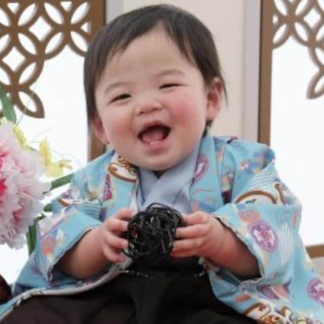 桜 稲垣早希のインスタグラム：「昨日息子が一歳になりました😂子育て素人の我々がなんとかかんとか手探り育児で一年育てられました🥲常に不安でわからないことだらけだしこの先も色んな心配事が出てくるんだと思いますが、とりあえず一年突破したことを自信に頑張っていきます😸 #赤ちゃん用ケーキキットは簡単で美味しい #美味しすぎてスプーンを離すと泣くほど #一升餅は重くて立てずハイハイで背負いました #2歳までにはコロナおさまれ！！ #家と近くの公園だけじゃ限界です」
