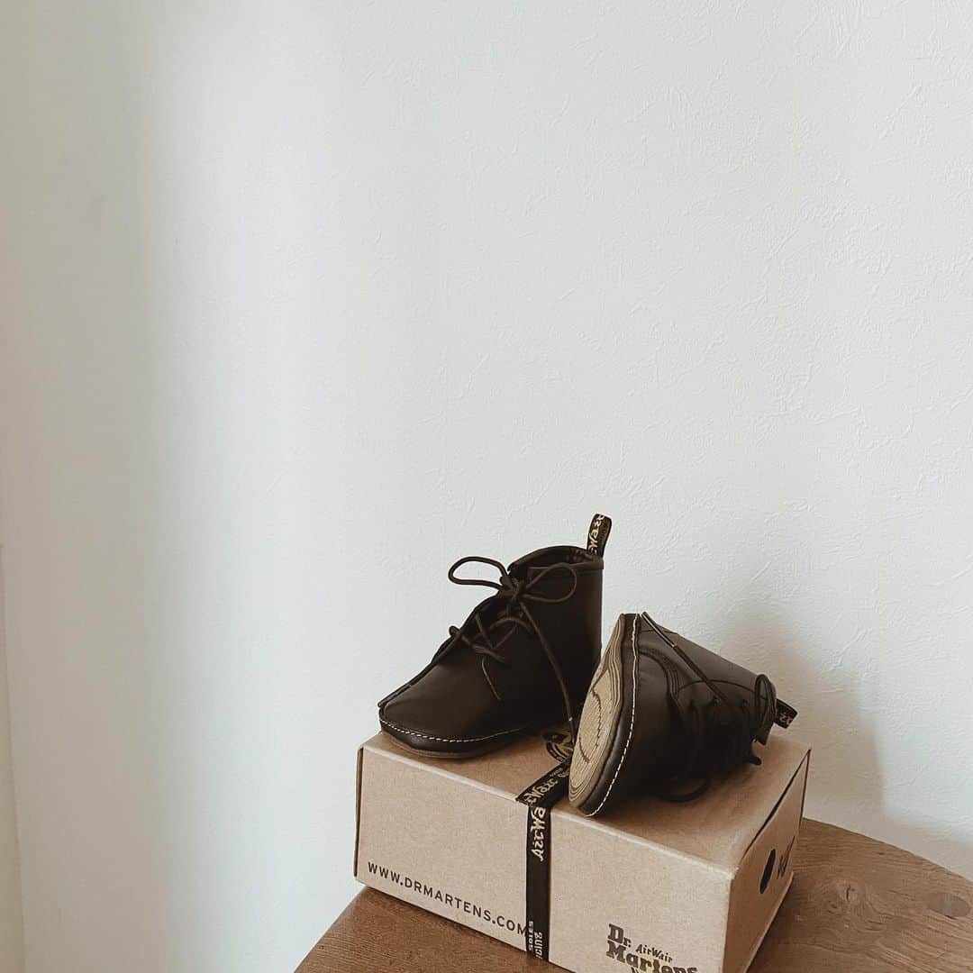 yuiのインスタグラム：「her first shoes🤍 そろそろファーストシューズ探そっか〜と言ってたタイミングで、たまたま出会ったかわいいやつ🤍まさかのマーチン🇬🇧 ソールも薄めだし、紐靴でちょっとややこしいけど、かわいさに負けた😫 お家の中であんよ練習する用のプレシューズとして🖤」