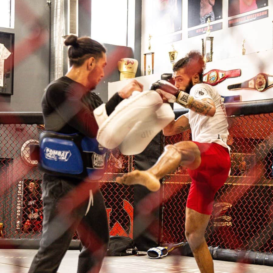 ジョンス のインスタグラム：「Eat,train,smoke, sleep repeat 🦍💯 . . @striking101  @lms.nyc  . . 📸 @river_media  . . #training#mit#work#share#explore#post#oneshot#jackson#wink#showtime」