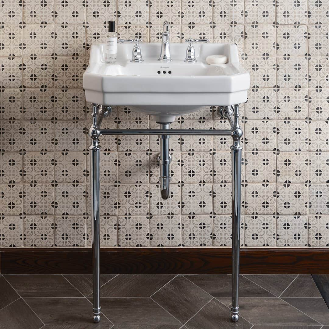 平田タイル_AQUAPiA ENJOY BATHROOM EXPERIENCEのインスタグラム：「. Beautifully Traditional Classically styled bathrooms @burlingtonbathroom From UK  Edwardian  with Console Stand  エドワーディアンは、イギリスのエドワード7世統治時代に流行した、ユニークかつ芸術的なデザインのバスルームから影響を受けデザインされました。それまでの華美で豪華なヴィクトリアン時代とは一転し、エドワーディアンスタイルは都会的で合理的かつ洗練されたクラシック。こちらのエドワーディアン洗面器もシンプルなラインを基調に、水跳ね防止のバックガードやソープ置きを備え、機能的なデザインを持っています。クロムのコンソールスタンドと組み合わせれば、美しい英国様式の洗面台の完成です。スタンドを組み合わせない際は、壁掛けの洗面ボウルとしても機能します。  #burlington #バーリントン #edwardian #エドワーディアン  #bathroom #バスルーム #サニタリー #手洗器 #手洗いボウル #洗面ボウル #洗面器 #水周り #造作洗面台 #洗面台 #洗面所 #セカンド洗面 #マンションインテリア #リノベーション #リノベ #シンプル #ホテルライク #ホテルライクインテリア #こだわりの家 #注文住宅 #デザイナーズ住宅 #暮らしを楽しむ #平田タイル #hiratatile #アクアピア #aquapia」