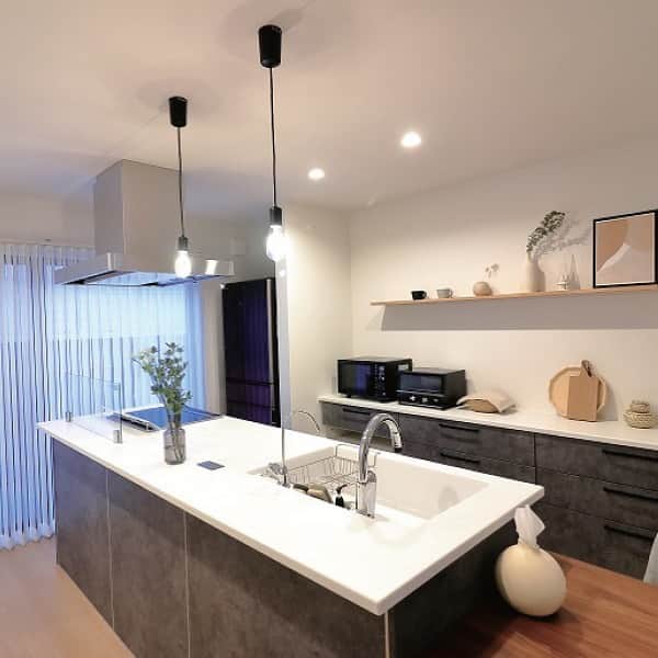 西本ハウスのインスタグラム：「【MS様邸のご紹介】  Kitchen🍳  N.STYLE 東区戸坂桜西町 MS様邸  施工事例はこちら▼ @nishimoto_house ⇧プロフィールのURLよりご覧いただけます👀  西本ハウスでは、『新型コロナウイルスを含む感染症の予防及び拡散防止対策』に関しまして、以下のことを実施しております。  ①見学会・イベント、来店など接客時にはスタッフ全員マスクを着用させていただきます。なお、お客様にもご来店・ご来場時のマスク着用にご協力をお願い致します。 ②見学会・イベントに関しましては個別のご案内・ご対応をさせていただきます。 ③お子様の感染防止のため、キッズスペースの使用は禁止とさせていただきます。 ④来店は同時3組までとし、ソーシャルディスタンスを確保しながら対応させていただきます。 ⑤アルコール除菌を徹底しています。なお、お客様のご来店・ご来場時に入口にて検温及びアルコール除菌スプレーの噴霧にご協力をお願い致します。  またイベントをお申込みいただいていても状況によってはご案内できなくなる可能性もございますので予めご了承ください。ご理解、ご協力のほど何卒よろしくお願い申し上げます。  #西本ハウス #広島県 #工務店 #1000万円からはじめる家づくり #子育て世代の家  #子育て世代の家づくり #デザイン住宅  #デザイナーズ住宅 #新築一戸建て #マイホーム #新築マイホーム #注文住宅 #規格住宅 #家づくり #暮らしを楽しむ #広島のイベント #こだわりの家 #こだわりポイント」