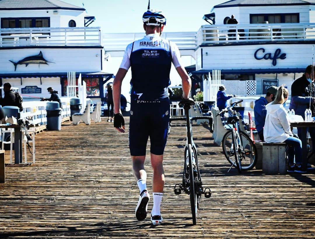 クリス・フルームさんのインスタグラム写真 - (クリス・フルームInstagram)「Malibu pit stop 🍌☕️ #cycling  📸 @veloimages」2月5日 10時01分 - chrisfroome