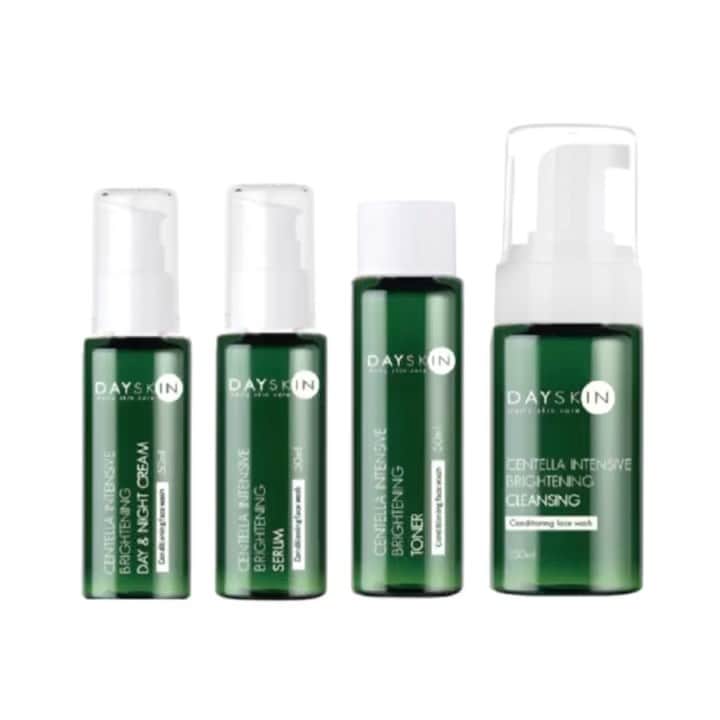 ASHANTY BEAUTY CREAM OFFICIALのインスタグラム：「Akhirnyaaa penantian berakhirrr, BARU!!!! DAY SKIN SKINCARE 🍀  Day Skin merupakah skincare dengan kandungan premium ingredients. Day Skin daily skincare mengandung Centella asiatica, Propolis Wax, Allatoin yang bermanfaat untuk menenangkan kulit dan tidak menyebabkan iritasi, membantu meregenerasi sel kulit. Serta terdapat juga kandungan Galactomyses, Niacinamide, Adenosine dan Fusidic.  Day Skin daily skincare bermanfaat untuk mencerahakn kulit, melembutkan, melembabkan, mengecilkan pori - pori wajah, membantu kulit sensitif menjadi lebih kebal, memudarkan bekas jerawat,  bintik-bintik hitam pada kulit, menyamarkan kerutan dan garis halus.   Day Skin cocok digunakan untuk semua jenis kulit, termasuk kulit wajah sensitif.  Informasi lebih lanjut kamu bisa langsung kunjungi dan follow official instagram @dayskin.official 💚🍀」