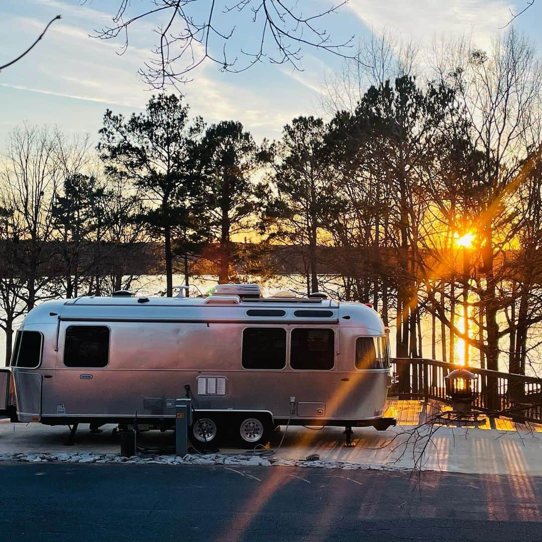 ミランダ・ランバートさんのインスタグラム写真 - (ミランダ・ランバートInstagram)「Y’all we made it home to Nashville. A few days earlier than planned. On the way back ,  we stopped in Greensboro, GA to have a few restful days at Lake Oconee. I actually picked that spot for an overnight because it mapped perfectly for our trip but when we got there I didn’t want to leave. We stayed an extra day because it was so beautiful. (And we ran out of clothes & needed to do laundry) I had to work  too, so why not have a view while you zoom? I have a feeling we will be back there in the summertime to enjoy the lake and the friendly people. We were looking for a dinner spot and we saw that there was a @ritzcarlton about 10 minutes from the KOA. 🤠 We ate dinner and made some new friends from Orlando.  (Yes we hung out  at the ritz and slept in our trailer because GLAMP life is the good life). That lake is  a secret I didn’t know about dang it! 😂. Unfortunately  on the way home going through Atlanta, an ass hole in a small car with temp plates was driving  erratically and tried to squeeze between us and an semi truck going 70 on I-20 W.  It hit the airstream on the passenger side and sent us into the left lane. We fishtailed pretty good but got on the shoulder as quickly as possible to assess the damage. Nobody was hurt thank the good Lord. But nobody stopped either and the car sped away. (Cool Bro) We are so thankful that nothing worse happened. Our vehicle and trailer were driveable so we made a report and hauled home.  I called mama right away to say that I know her prayers are always heard cause I know she prays for us every morning about 4:30 am. Especially when we are on the road.  And @brendanjmcloughlin kept our trailer pretty steady for being side swiped. Thanks to @airstream_inc and @southland_rv, we are gonna be repaired and back to our vagabond ways soon. Anyway, overall it was an amazing trip and we learned we have a lot to see and a lot to be grateful for.  #Asheville #Charleston #lakeoconee #highwayvagabonds #homesweettrailerpark #globetrotter」2月5日 9時57分 - mirandalambert