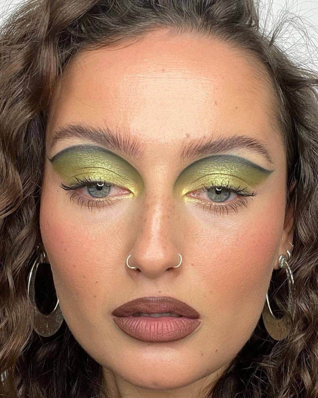NYX Cosmeticsさんのインスタグラム写真 - (NYX CosmeticsInstagram)「@frankiepdarling has us stunned with this serpentine slay 🐍 She wears our LIFT & SNATCH! BROW TINT PEN + Soft Matte Lip Cream in 'Athens' to frame the look 💚 • #nyxcosmetics #nyxprofessionalmakeup #crueltyfreebeauty #veganformula」2月5日 9時59分 - nyxcosmetics
