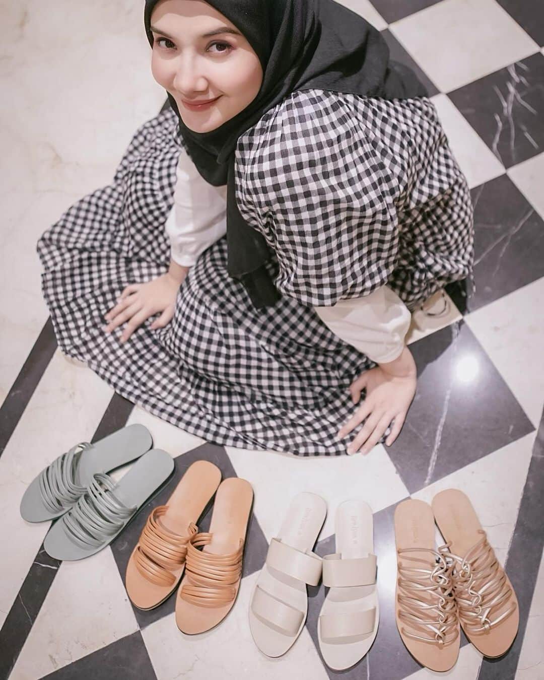 Zaskia Sungkarのインスタグラム：「Sandal andalan para bumil, gasalah kalau banyak yg bilang @isrinisranstore ternyaman no 1 di indonesia❤️ . . Handle By @vitselmanagement」