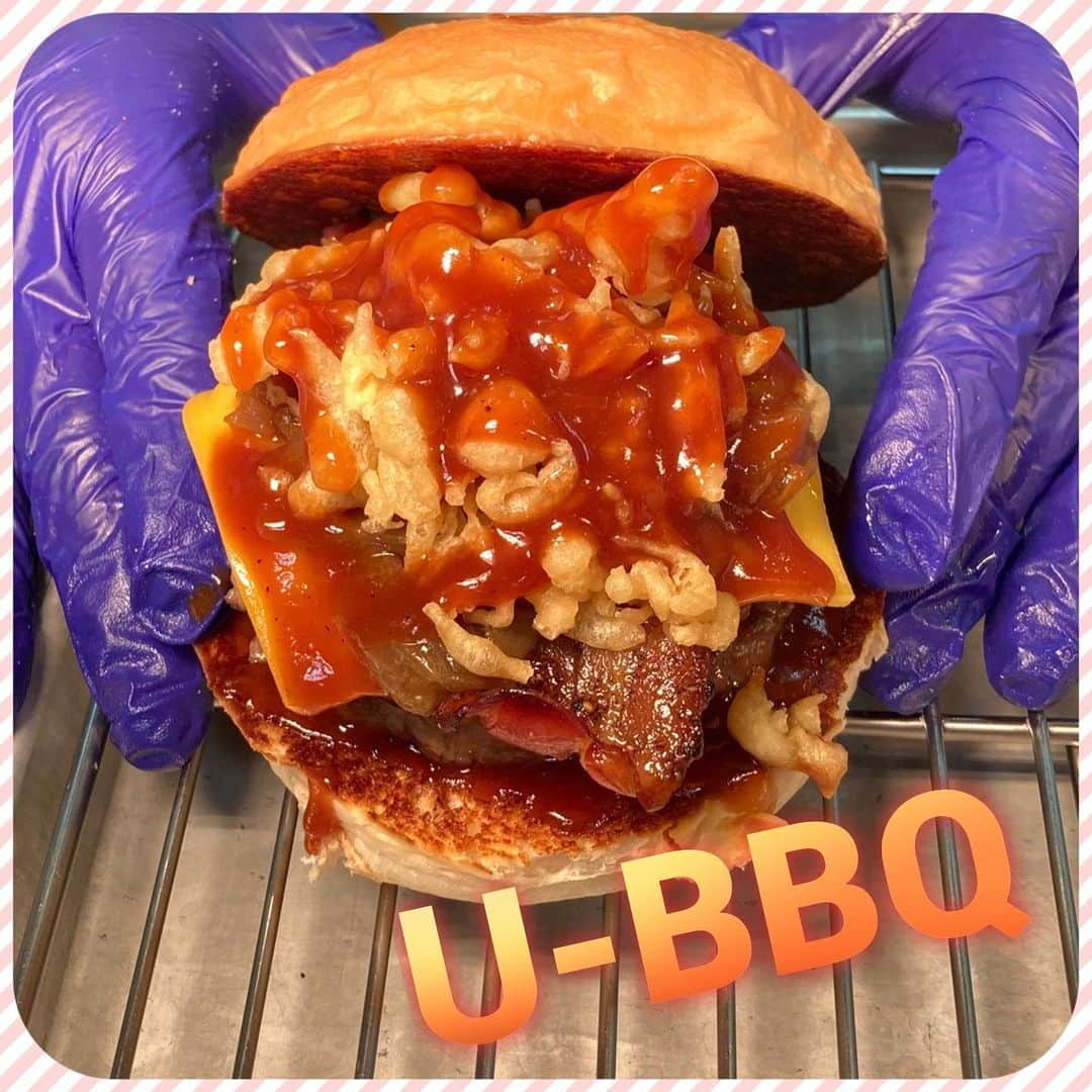 umamiburgerjpnさんのインスタグラム写真 - (umamiburgerjpnInstagram)「. U-BBQ  BURGER🍔  バーベキューソースの甘味とソテーオニオンのピリ辛が食欲をそそります👍🧅  それに天ぷらビッツの食感‼️  ハンバーガーではなかなか感じることのできないサクサクが新しい✌️✨✨  まだ召し上がられたことがない方は、ぜひこのサクサク食感のU-BBQ BURGERを味わってみて下さい💁‍♀️💁🏻‍♂️  #ウマミバーガー #umamiburger #umamiburgerjpn #ウマミバーガー恵比寿三越店 #ウマミバーガー南町田グランベリーパーク店 #ウマミバーガー青山店 #ウマミバーガー錦糸町PARCO店 #ウマミバーガー有明ガーデン店 #ウマミバーガーみなとみらい店 #ウマミバーガー横浜ベイサイド店 #BBQ #BBQ BURGER #バーベキューソース #サクサク #新しい食感」2月5日 10時00分 - umamiburgerjpn