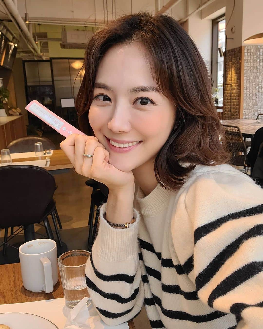 ユ・ハナさんのインスタグラム写真 - (ユ・ハナInstagram)「쉴틈을 안 주었다했지 앞으로도 쉴 틈을 안 줄 생각인데. 열일하는 것도 쉬는 거라 생각해요😄 그러기에 우리 더 건강하자😄🎶  🙊그거 아시나요?  효소 오늘까지 주문하셔야지  설 전에 배송 되신대요오‼️ 오늘 이후 주문건은 설 끝난 후 순차발송이랍니다🙏   얼른 주문하기요!  저도 빠른배송의 막차를 타야겠어요. 엄빠꺼  시엄빠꺼  친구꺼 고마우신 분들께 드릴 선물까지💜   오늘까지 꼭 주문해주셔야해요😄   우리 몸을 기계라고 생각하면 늘 어딘가 막히고 찌꺼기들이 쌓이는 것보다 시원시원하게 잘 돌아가고 깨끗히 정화되고 또 작동되는게 기계가 오래 유지되고 고장안나는 길이잖아요.   소화/흡수/배출 아주 기본적인 이 대사작용 부터 잘 돌아가야지 우리 몸을 오래 잘 쓸 수 있어요.   태어날때 가지고 태어나 점점 노화될 수록 사라지고 더이상 몸에선 만들어 지지 않기때문에  꼭 채워넣어줘야하는 💟효소💟  🤕약드시기싫음 요거라도 잘 챙겨드세요👍👍👍  ✔섭취연령 _ 취학 아동부터 권장 (요거트나 음료에 타서줘도👍) ✔맛 _ 고소한 미숫가루 곡물 맛 ✔장점_ 무향료, 무색소,무중국산 원료 ✔그외) 소화효소7,유산균9종 골고루 함유 ✔검증된 시설과 설비로 제조 ✔임산부/수유부 섭취가능  ✔ 1포 용량과 칼로리 _ 1포기준 3g 칼로리 약 10kcal미만 ✔장기간복용 👌 ✔ 요거트, 씨리얼, 과일, 떡 등과 함께 먹어도 고소하고 맛나요 ✔기타 건강기능식품 또는 의약품과 동시섭취 👌(의약품과 함께 섭취시 시간차 두고 섭취하시길 권장) ✔ 콩알러지가 있다면 섭취를 🙅‍♀️ 삼가해주세요(대두함유제품)  💟오피셜계정 @fromhana111 💟제품문의 kakao talk ID '프롬하나cs' 💟구매는 상단프로필란의 파란색 링크주소인 프롬하나닷컴 클릭 ✔」2月5日 10時10分 - hahana111