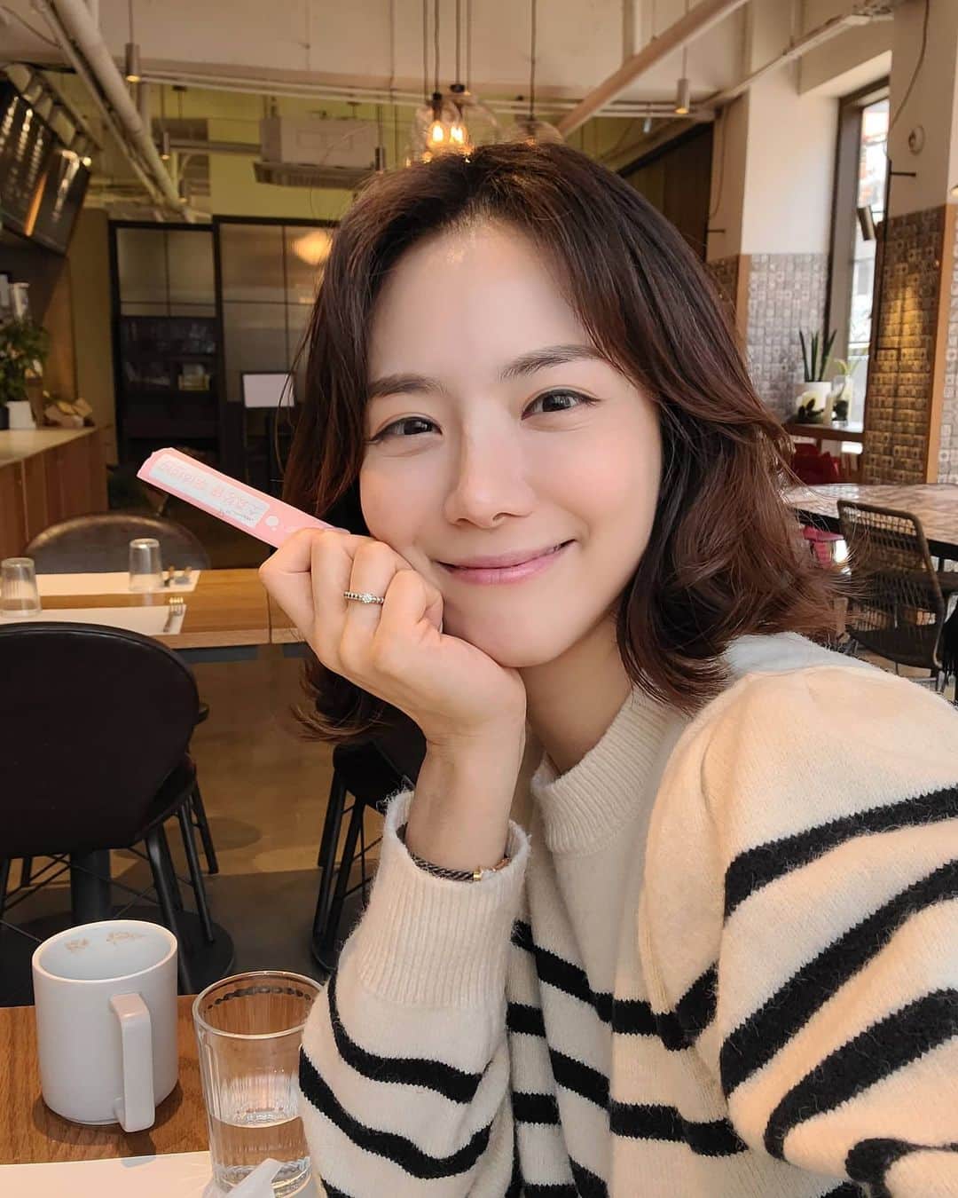 ユ・ハナさんのインスタグラム写真 - (ユ・ハナInstagram)「쉴틈을 안 주었다했지 앞으로도 쉴 틈을 안 줄 생각인데. 열일하는 것도 쉬는 거라 생각해요😄 그러기에 우리 더 건강하자😄🎶  🙊그거 아시나요?  효소 오늘까지 주문하셔야지  설 전에 배송 되신대요오‼️ 오늘 이후 주문건은 설 끝난 후 순차발송이랍니다🙏   얼른 주문하기요!  저도 빠른배송의 막차를 타야겠어요. 엄빠꺼  시엄빠꺼  친구꺼 고마우신 분들께 드릴 선물까지💜   오늘까지 꼭 주문해주셔야해요😄   우리 몸을 기계라고 생각하면 늘 어딘가 막히고 찌꺼기들이 쌓이는 것보다 시원시원하게 잘 돌아가고 깨끗히 정화되고 또 작동되는게 기계가 오래 유지되고 고장안나는 길이잖아요.   소화/흡수/배출 아주 기본적인 이 대사작용 부터 잘 돌아가야지 우리 몸을 오래 잘 쓸 수 있어요.   태어날때 가지고 태어나 점점 노화될 수록 사라지고 더이상 몸에선 만들어 지지 않기때문에  꼭 채워넣어줘야하는 💟효소💟  🤕약드시기싫음 요거라도 잘 챙겨드세요👍👍👍  ✔섭취연령 _ 취학 아동부터 권장 (요거트나 음료에 타서줘도👍) ✔맛 _ 고소한 미숫가루 곡물 맛 ✔장점_ 무향료, 무색소,무중국산 원료 ✔그외) 소화효소7,유산균9종 골고루 함유 ✔검증된 시설과 설비로 제조 ✔임산부/수유부 섭취가능  ✔ 1포 용량과 칼로리 _ 1포기준 3g 칼로리 약 10kcal미만 ✔장기간복용 👌 ✔ 요거트, 씨리얼, 과일, 떡 등과 함께 먹어도 고소하고 맛나요 ✔기타 건강기능식품 또는 의약품과 동시섭취 👌(의약품과 함께 섭취시 시간차 두고 섭취하시길 권장) ✔ 콩알러지가 있다면 섭취를 🙅‍♀️ 삼가해주세요(대두함유제품)  💟오피셜계정 @fromhana111 💟제품문의 kakao talk ID '프롬하나cs' 💟구매는 상단프로필란의 파란색 링크주소인 프롬하나닷컴 클릭 ✔」2月5日 10時10分 - hahana111