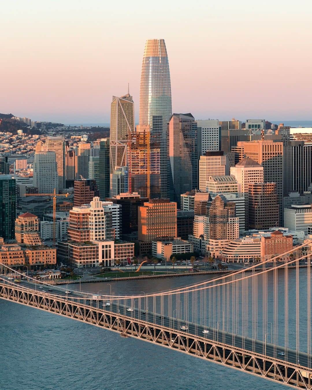 Salesforce さんのインスタグラム写真 - (Salesforce Instagram)「Join us for a behind-the-scenes tour of #SalesforceTower San Francisco, our global headquarters with views, trivia, and history, all streaming to a device near you. 📲 Visit the link in bio to watch now.」2月5日 10時02分 - salesforce