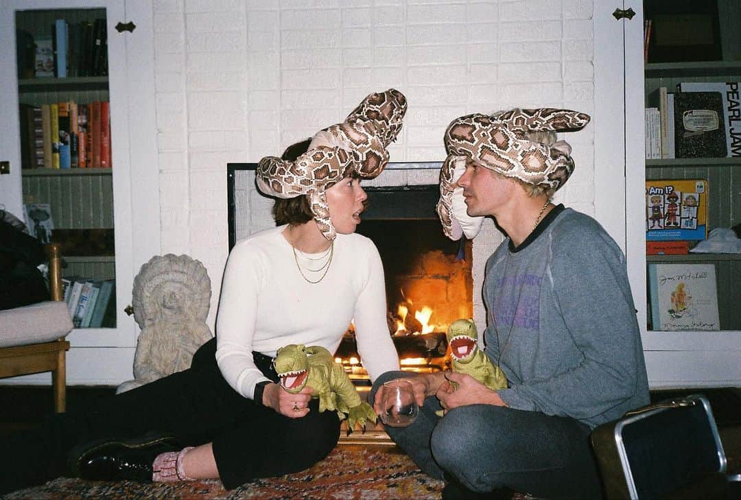 グループラブのインスタグラム：「There’s a dragon with matches that’s loose on the town, takes a whole pail of water just to cool him down #gratefuldead 📸 by @queen0fp0ps」