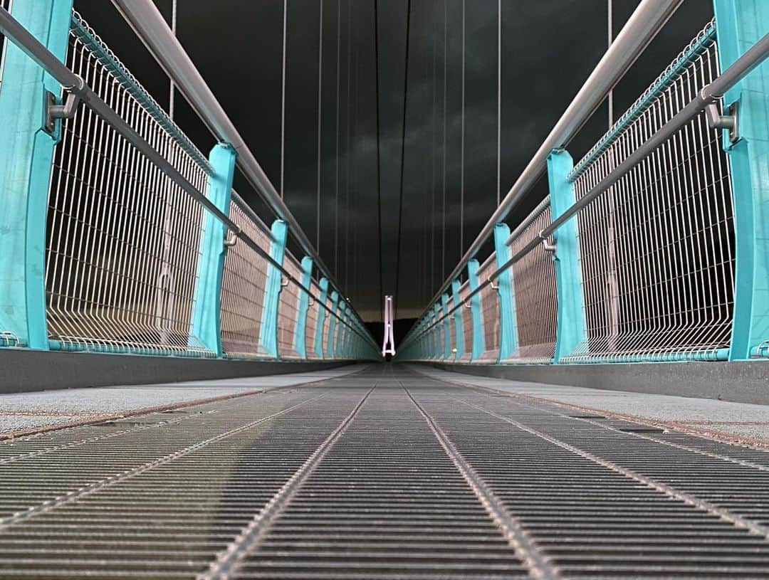 三島スカイウォーク／公式さんのインスタグラム写真 - (三島スカイウォーク／公式Instagram)「夜のスカイウォーク🌃 夜の吊橋は主塔がライトアップされて、日中の吊橋とは違った雰囲気です！🌚🌝 . 普段は夜の吊橋を開放していませんが、毎年5月と8月に開催している「ナイトスカイウォーク」では夜の吊橋を堪能することができます！ . 今年の開催はまだ決定していませんが、随時HPでお知らせいたします 💙 . 夜空を見上げると、流れ星が見られるときもあります。 夜の三島スカイウォークも魅力的ですよ💫🌟 . #三島スカイウォーク #スカイウォーク #静岡 #伊豆 #三島 #箱根 #観光 #吊橋 #日本一 #富士山 #ナイトスカイウォーク  #night #mishimaskywalk #skywalk #japan #shizuoka #instagood #followｍe #izu #travel」2月5日 10時05分 - mishima_skywalk