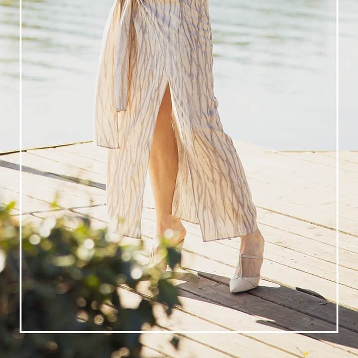 デュラスアンビエントのインスタグラム：「AMBIENT SPRING 2021 COLLECTION  全ての女性が持つ美しさを最大限に引き出すディテールワーク、魅せる術を心得たエレガントなデザイン性はそのままに。 2021年春夏は、肩肘張らない新しい生活様式に向けた、リラックスムードを与えるアイテムがラインナップ まどろむような優しい色、しなやかさと軽さ、機能性とシルエット。 品格がありながら　やすらぎも備えた、レディの装いへ導くデイリーウェアとドレスライン。 今のライフスタイルと気分を底上げし、女性である喜びを日常に。  The detail work that maximizes the beauty of all women, and keep the elegant design that knows how to fascinate.   In the spring and summer of 2021, we have a lineup of items that give a relaxing mood for a new lifestyle.  Soft light colors, suppleness and lightness, functionality and silhouette.  A line of daily wear and dresses that leads to a Lady, with dignity and comfort.   Raise your lifestyle and mood, and bring the joy of being a woman to everyday life. . . . アンビエント 春の最新ビジュアルがリリースされました。 新シーズンの世界観をオンラインサイト トップバナーまたは【LOOK BOOK】にて是非ご堪能下さい。 ＿＿＿＿＿＿＿＿＿＿＿＿＿＿＿＿＿＿＿＿ www.ambient-online.com @ambientofficial #アンビエント#ambient_official #springcollection #spring2021」