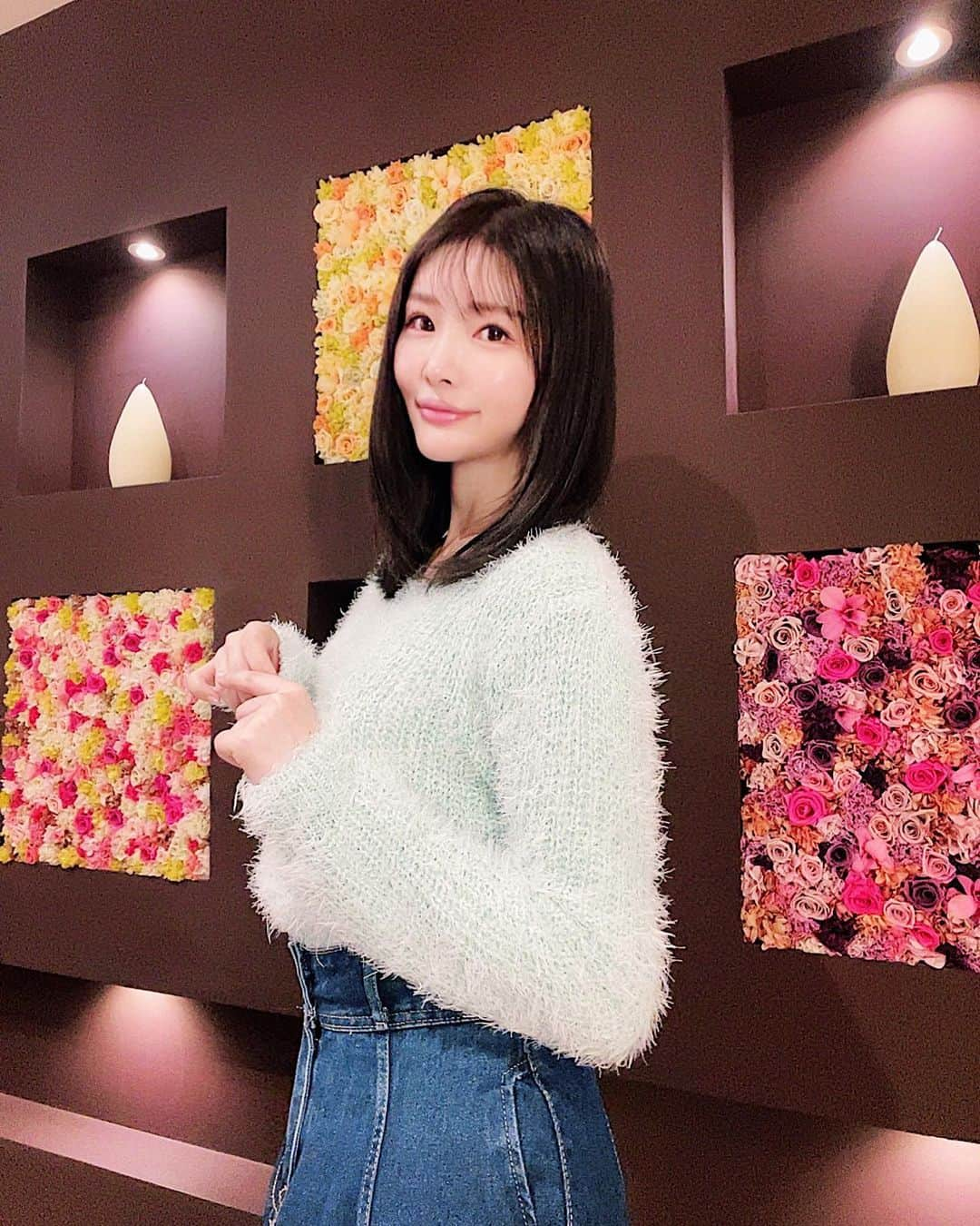 宇水遥佳さんのインスタグラム写真 - (宇水遥佳Instagram)「. 久方ぶりにアロマトリートメントを受けました✨ 慢性的に頭と首がカチコチでだる重かったので とっても楽になった😌✌️ . たまのご褒美でこういうサロンにくると トリートメントで癒されるのももちろんだけど 空間やホスピタリティにもすごく癒される✨ 素敵な空間できめ細やかな接客を受け 極上のトリートメントを施術していただく💆🏻‍♀️ すっごく豊かな気持ちになった🥺💕 . そしてスタッフの皆様の細部に渡るきめ細かな 接客に感動しました✨ フードとファーがついているコートを着て行った んだけど、ハンガーにかけてくれる時にフードが 潰れないように裏側にかけてくれたり🤭 疲れた箇所に応じて臨機応変にご対応くださったり🥺 . 人の心を動かすサービス、接客というのは 気持ちがこもってないとできないと思う。 日常でも些細なことに気を配る、気持ちを込めることで 人の心を動かしたりコミュニケーションが円滑に なるなと思う✨ わたしはまだまだ鏡のようにしかなれないけど 思いやりや気遣いを忘れないようにしたいなぁと 気付かされる素晴らしい接客を受けさせて頂きました😌✨ . 渋谷宮益坂にある @rex.shibuya 💆🏻‍♀️ 水戸さんというセラピストさん、おすすめすぎます💕 アロマトリートメント60分7,500円と良心価格なのも嬉しい😌またすぐ伺いたいです✨ . . #rex #アロマトリートメント #アロマ #マッサージ #トリートメント #リラックス #コスメコンシェルジュ #化粧品検定一級 #ボディケア #むくみケア #リンパドレナージュ」2月5日 10時08分 - haruka._.usui