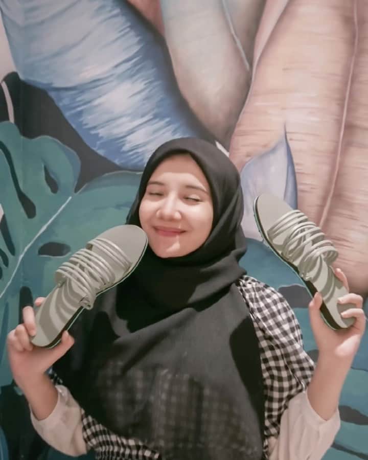 Zaskia Sungkarのインスタグラム：「Dah lama gak bikin tiktok 🐛 engap ini menghilangkan sisi uget uget ku 🤣sekarang ak hanya aktif dimeja makan bund .   Sandal andalan para bumil , gasalah kalau banyak yg bilang @isrinisranstore ternyaman no 1 di indonesia❤️ . . Handle By @vitselmanagement」