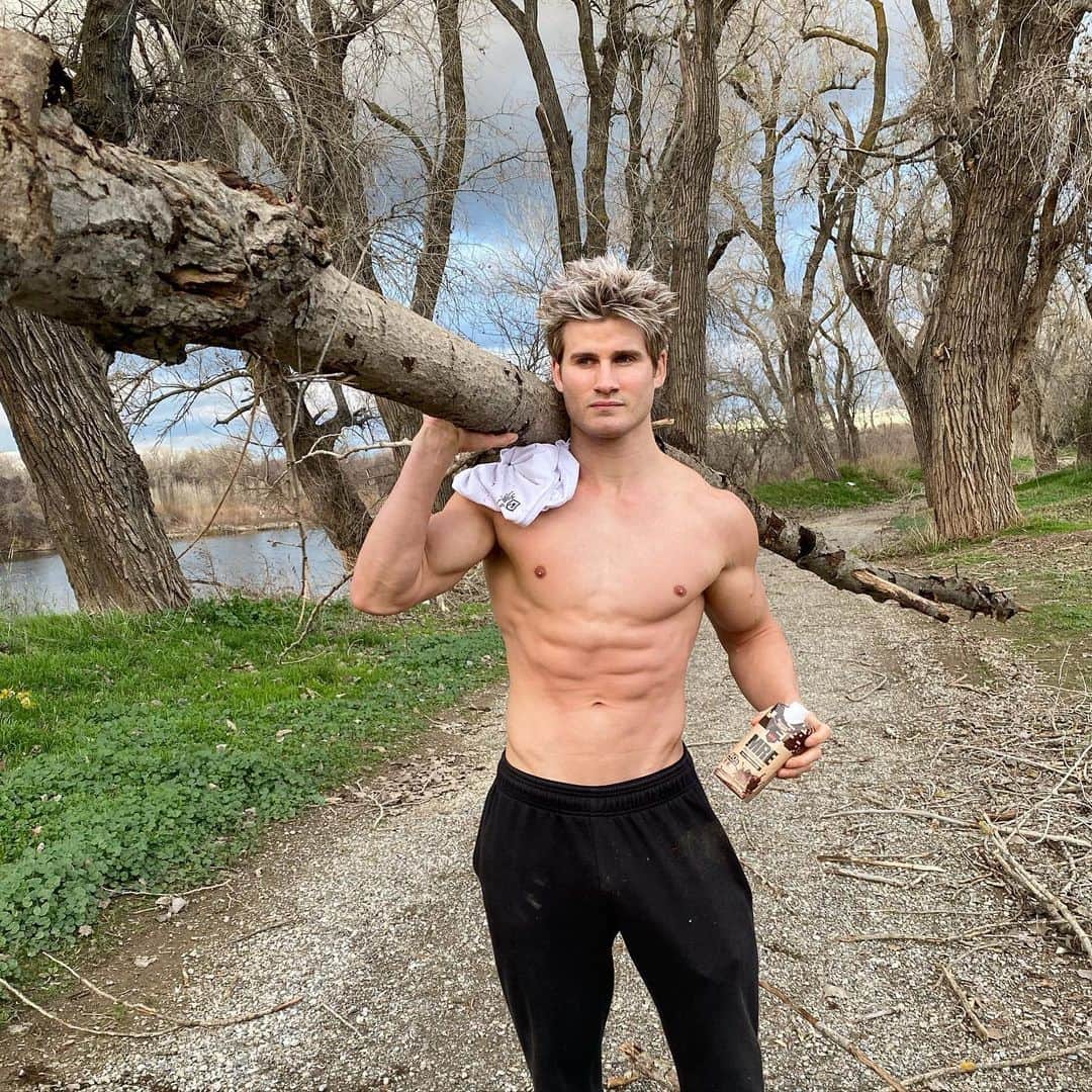 セージ・ノースカットのインスタグラム：「Protein and cleaning up some trails! Swipe and go checkout @redcon1 deal right now! Click the link in my bio and get 35% off plus FREE stuff」