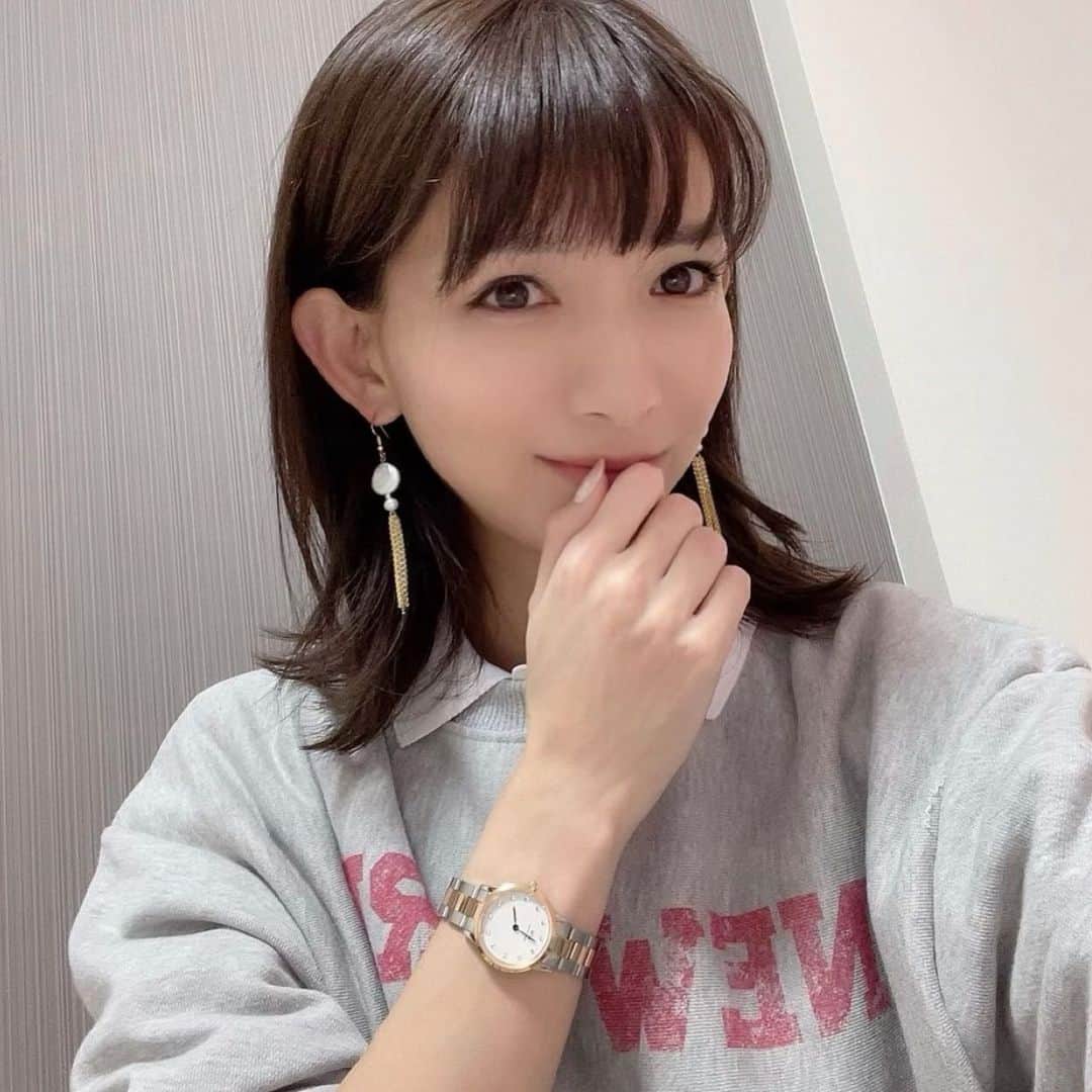 のインスタグラム：「おはよ⛅️  新しく @kikiyastore さんの天然バロックパールのピアスつけてみたよ✨ #kikiya さんのこのピアス揺れ動いて可愛いし合わせやすいのでお気に入り💐  #kikiya#タッセルピアス#ピアス#PR」