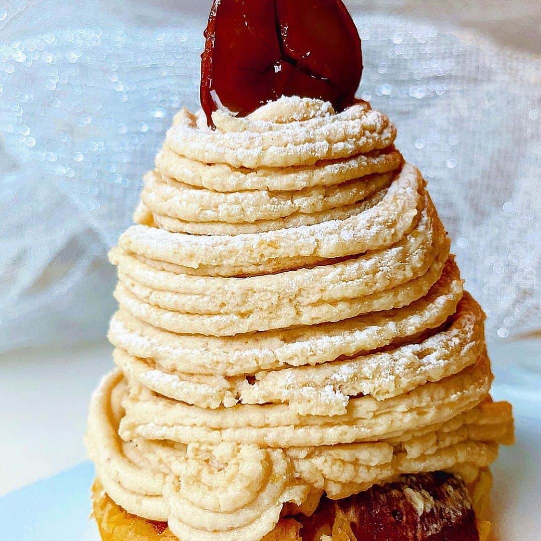 のインスタグラム：「カナルカフェさんのモンブランでございます〜  トップに栗、中にもお栗さま〜🌰✨ ふかふかしたクリームと生地で、1番下に敷かれた薄めのパイ生地が 程よい食感のアクセント🤗  紅茶、ほうじ茶と合わせるのが好み。 ほっこり和みましょ〜  #モンブランの世界#栗#和栗#栗スイーツ#モンブラン#里井真由美#里井ワグリーナ真由美#ワグリーナ#ワグリーナ真由美#japan#mayumisatoi#アフタヌーンティー#零食#さといいね#스위트#ありが糖運動#まゆログ#甜食#着物#フードジャーナリスト里井真由美#kimono#kimonostyle」