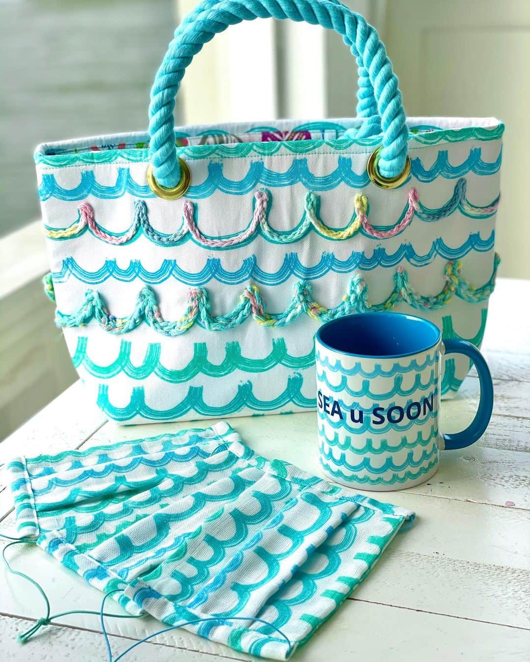 Moco Lima Hawaiiさんのインスタグラム写真 - (Moco Lima HawaiiInstagram)「Waves Mermaid Tote Bag, Sea u soon Mug and Mocolimask Waves, Made by Moco  ハワイの冬のBig Waves からインスピレーションを受け作ってみました。  波は毛糸で表現しました🌊 ( 表、裏、両方)   お揃いでマスクとマグカップも作ってみました。ハワイでまた会いましょ、直ぐに会えるよ！という想い See you soon をデザインにしてみました。SEA u Soon ♡  マグカップ4色展開。カップの持ち手と内側の色が青、黒、赤、黄色)   #mydesign#newdesign#bigwaves#waves#winter#hawaii#mask#mocolimask#mug#mocolima#mocolimahawaii#blue#ocean#inspiration#inspire#nature#beautifulearth#respectnature#mermaid#ハワイ#波#冬#海#マイデザイン#新作#マーメイド#モコリマハワイ#モコリマ#海外起業#女性起業家」2月5日 10時13分 - mocolimahawaii