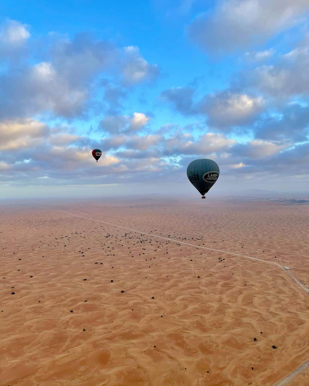 コリン ・モリカワのインスタグラム：「📍Dubai   @ballooning_uae @visit.dubai @atlantisthepalm @hakkasandxb #visitdubai #hotairballoon #aworldaway」