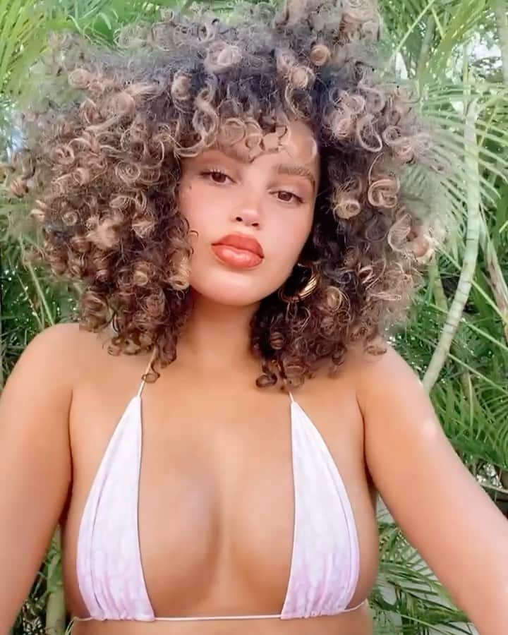 Val Mercadoのインスタグラム：「Sending love from Miami ☀️🍃🌸」