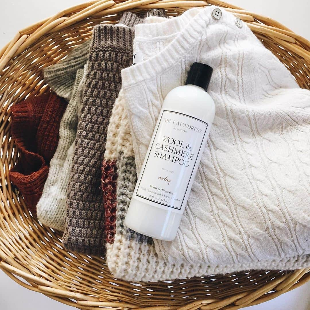 THE LAUNDRESS JPのインスタグラム：「ウールやカシミアアイテムにはウールカシミアシャンプーがおすすめです✨. 汚れしっかり落として、毛糸柔らかく保ちます😊. ながーく心地よく着れますよ🧶. . #thelaundress #thelaundressjp #ランドレス #ニットのお手入れ #ニットの洗濯 #ウールの洗濯 #カシミアのお手入れ #ウールカシミアシャンプー」