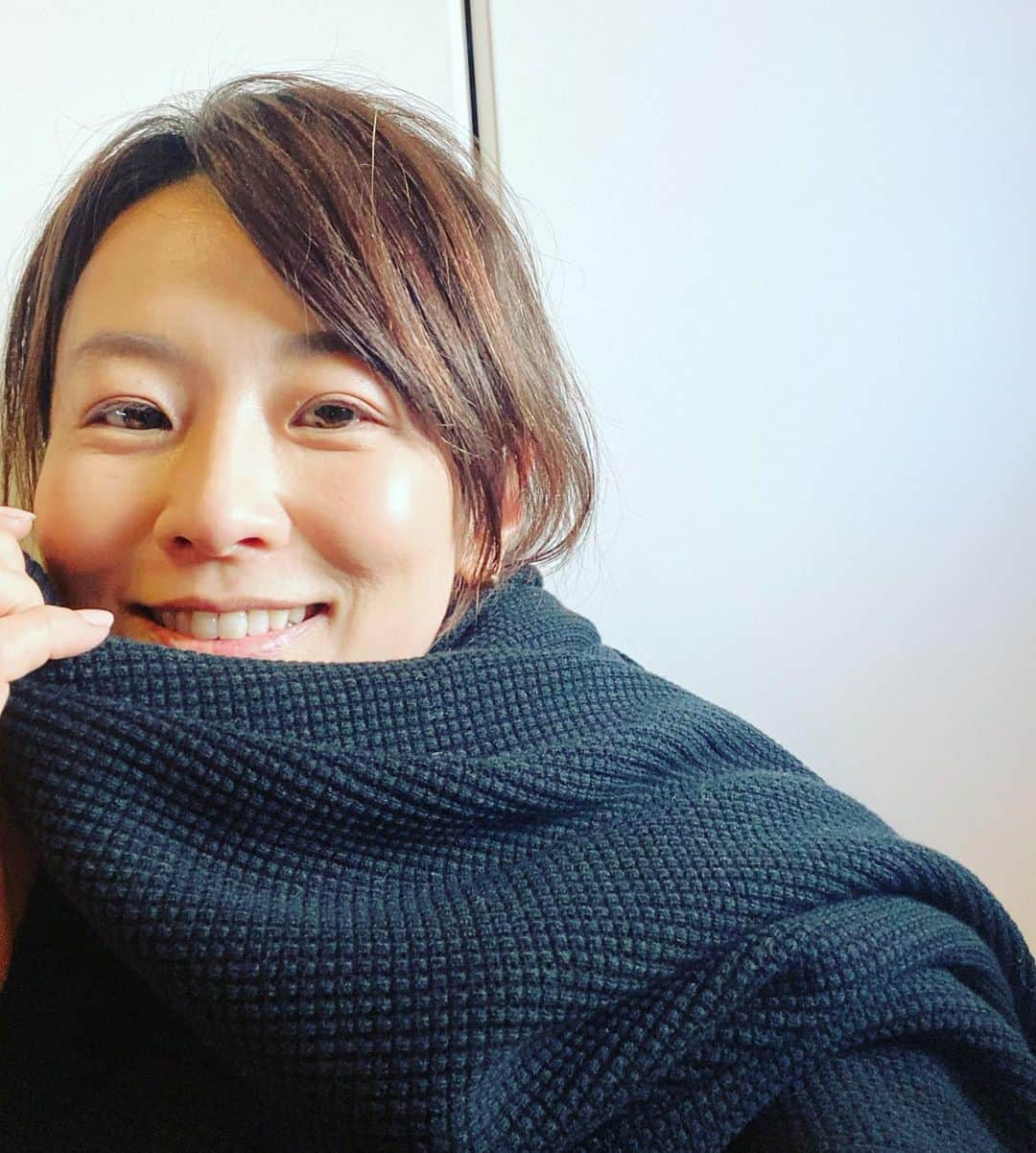 五明祐子さんのインスタグラム写真 - (五明祐子Instagram)「軽くて着心地が良くてついつい手にとってしまう　@floml_official のカットソーコートと、 展示会でオーダーした　@bluebird_boulevard_official のカシミヤとコットンのストール✨ 柔らかくて肌触りも気持ちの良いアイテム😍💙 心地良いって大事✨  #floml_official #bluebirdboulevard #心地良いアイテムで#ごきげんに過ごす#バッグは#openeditions #スゥエットは#cogthebigsmoke」2月5日 10時32分 - gomyoyuko