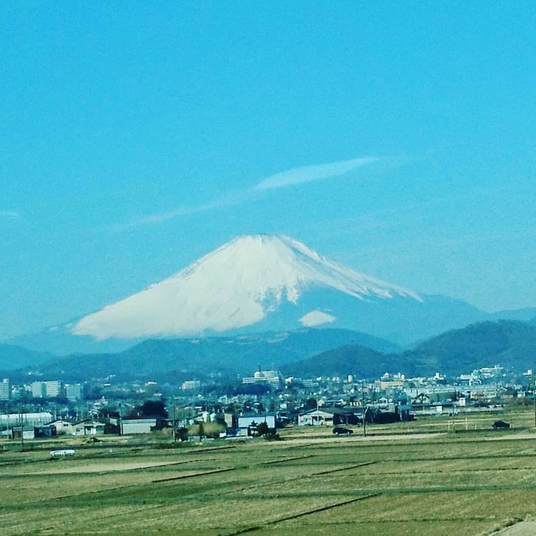 愛華みれさんのインスタグラム写真 - (愛華みれInstagram)「ご機嫌な青空、😍富士山🗻」2月5日 10時33分 - mireaika