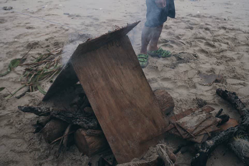 柏倉陽介さんのインスタグラム写真 - (柏倉陽介Instagram)「荒れた海。ずぶ濡れで上陸した無人島。ガタガタ震えながら、流木に火をつけるのに２時間もかかり、ようやくできたラーメンは最高に美味かった。そこら辺で摘んできたボタンボウフウを入れるのみ。おしゃれ要素ゼロ。これが当時のカメラマン仕事なのだった。また、それが楽しかった。 . . . 2009年奄美の無人島 . . . #キャンプ #アウトドア #焚き火 #キャンプ飯 #外遊び #キャンプギア #キャンプ道具 #キャンプごはん #キャンプ好き #camp #camping #camper  #outdoor #camp_outdoor_jp」2月5日 10時33分 - yosuke_kashiwakura