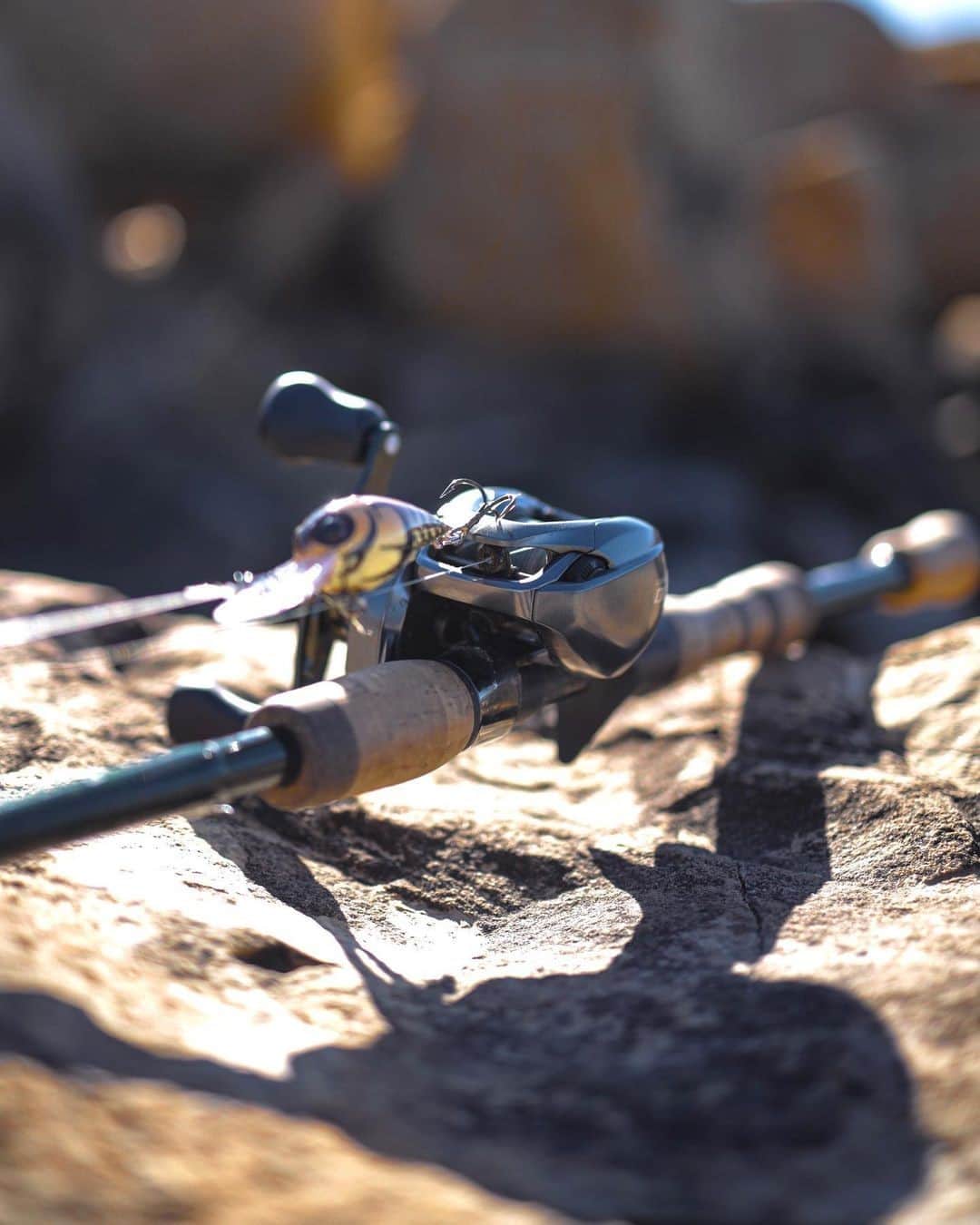 シマノ｜Fishingのインスタグラム：「Braking technology that allows you to make pinpoint casts with confidence while walking the banks. #CuradoDC  #FishShimano #ShimanoCurado #BassFishing 📸: @oneemore_cast」