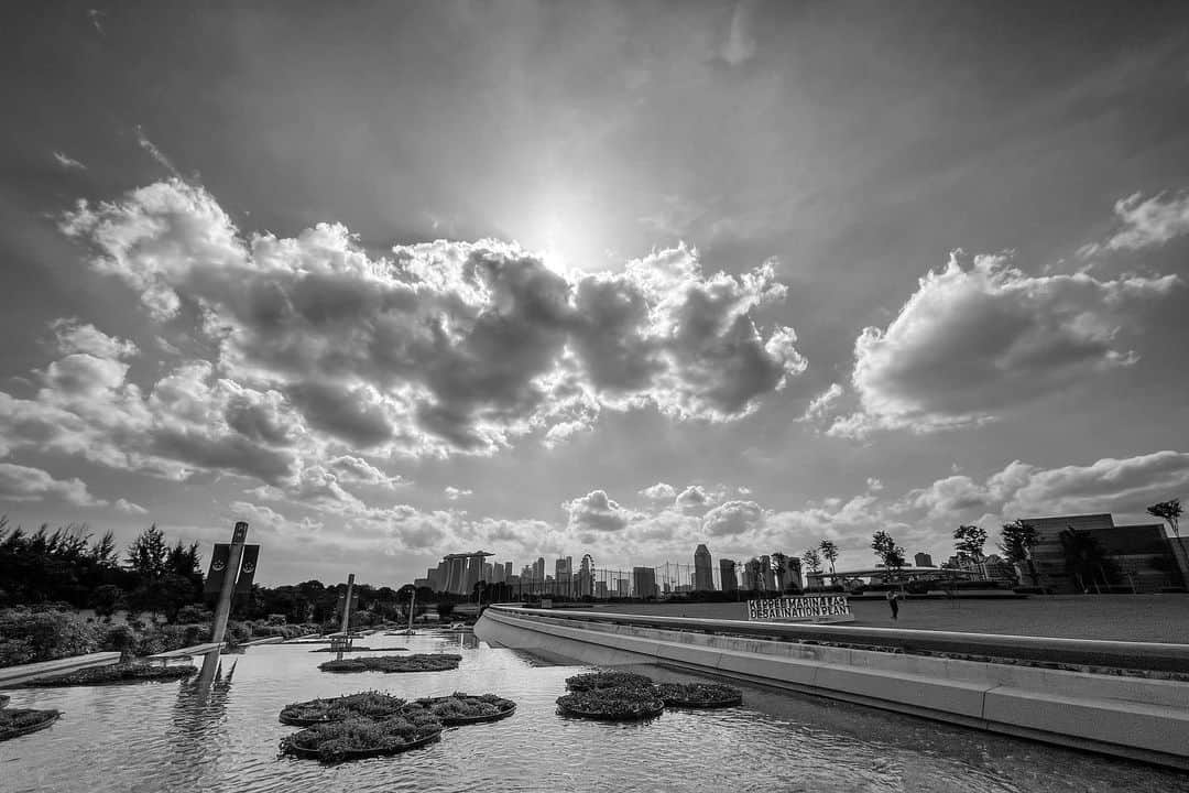 リー・シェンロンのインスタグラム：「Took this b/w photo from the 20,000 sqm green rooftop of the Keppel Marina East Desalination Plant (KMEDP) which officially opened yesterday. If you’ve cycled down to Marina Bay from East Coast Park recently, you may have noticed this large oval structure as you approached the Marina Bay golf course.⠀ ⠀ The plant can produce 30 million gallons of potable water per day. It is also our first plant that can treat both seawater and freshwater. When there’s enough rain, the plant will draw fresh water from Marina Reservoir, which takes less energy than treating seawater.⠀ ⠀ The KMEDP strengthens our water security and contributes to a sustainable future for Singapore, especially in the face of climate change. Even then, we cannot forget to save water whenever we can, and make every drop count. – LHL⠀ ⠀ ([1] Photo by me; [2-5] MCI Photos by Chwee)」