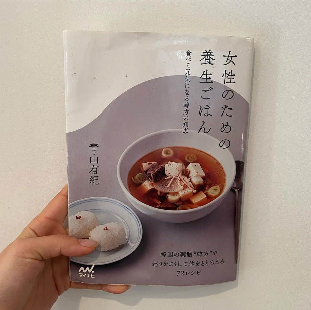 MEGUMIさんのインスタグラム写真 - (MEGUMIInstagram)「先日作った海鮮炒め鍋です🦐 韓国に行くといつも思いますが皆さん本当に元気！ 韓国の方は「韓方」と言って食事で身体を整えるという考えだそうです。 そんな「韓方」に基づいた @yukiaoya の本は我が家のメニューの中心です❤️ 是非皆さまの日々の食事に韓方を取り入れてみてくださいね。 美味しくて身体に良くて最高ですよー！ #美容#自分の機嫌は自分でとろう#韓国料理」2月5日 10時41分 - megumi1818
