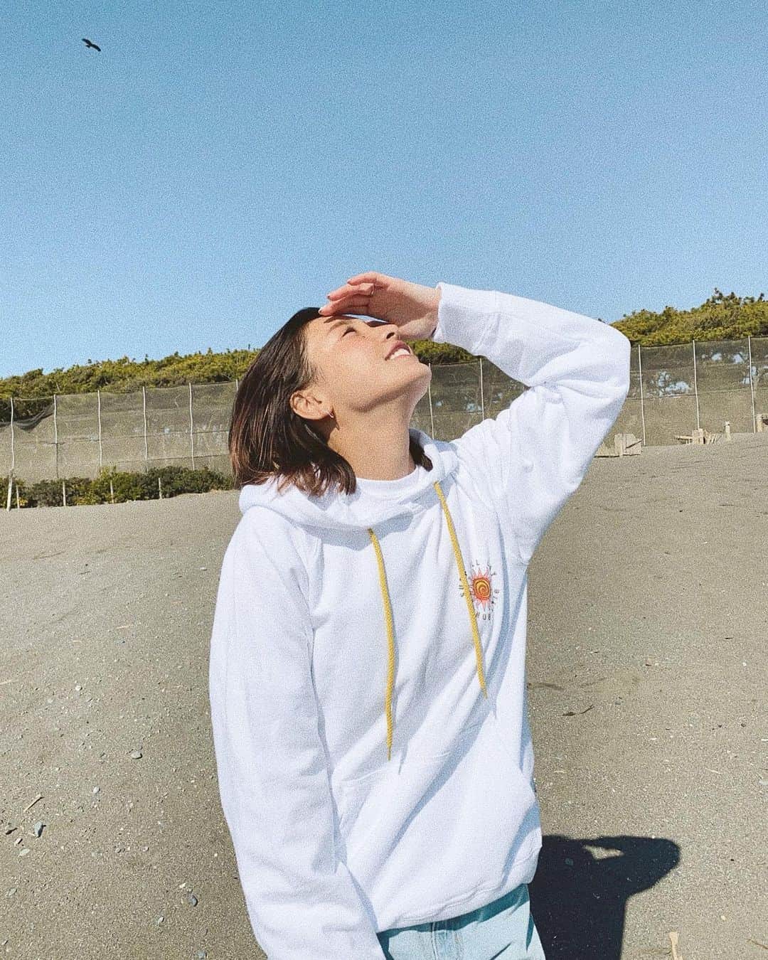 馬詰まほのインスタグラム：「今日は風もなくて めっちゃ快晴だ、幸せ🌞✨🦋🤍 @billabongwomensjp / @billabong_japan」