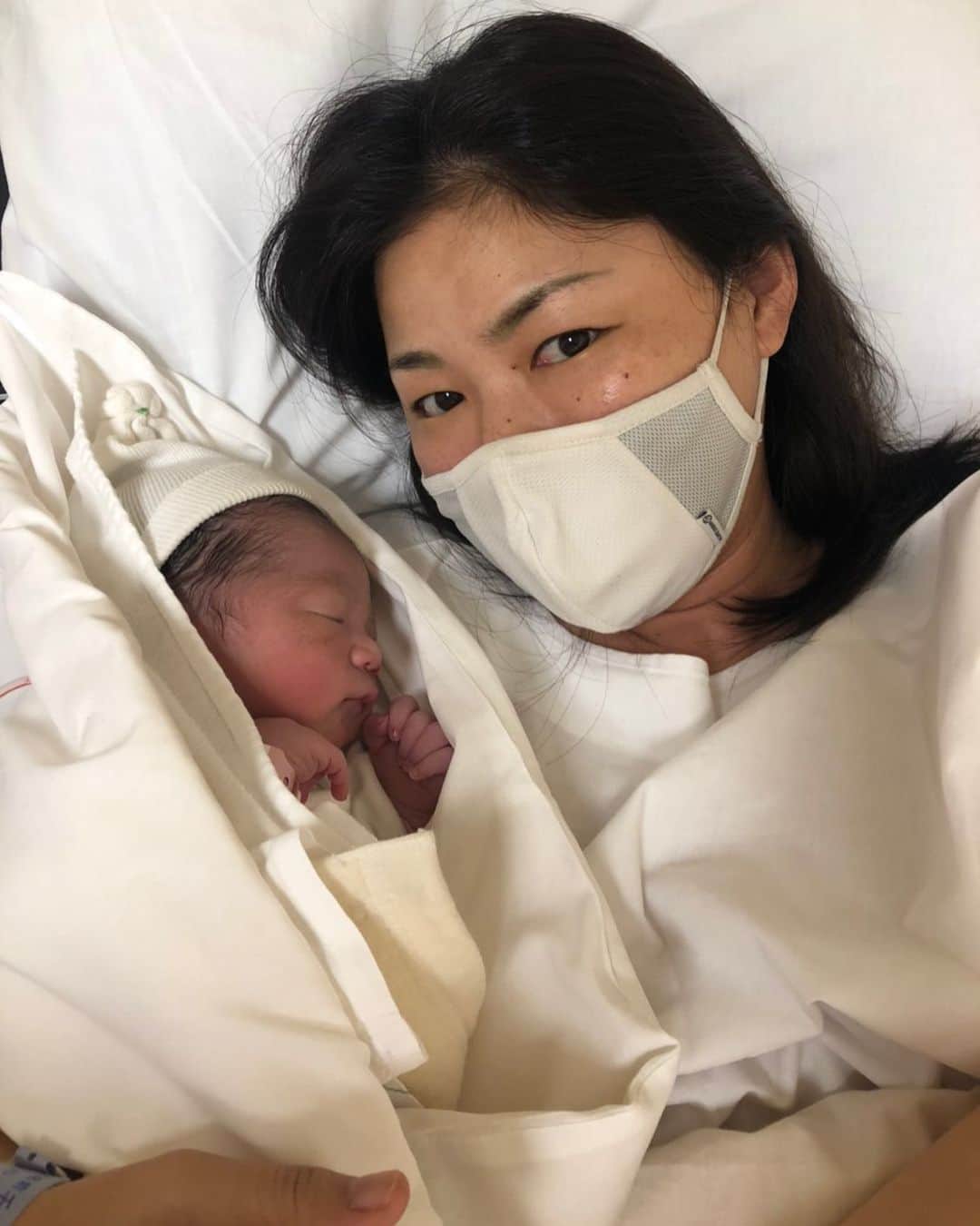 横峯さくらのインスタグラム：「昨夜、無事に男の子を出産致しました👶 おかげさまで、母子ともに健康です😊 出産まで支えていただいた先生をはじめ、たくさんのあたたかいコメントをくださった皆様に心から感謝しております🍀 不安もありましたが皆さまのあたたかい言葉に勇気づけられました✨  はじめて子どもの顔を見た瞬間、想像を簡単に超えるほどの愛おしさと幸せな気持ちでいっぱいになりました☺️これからは夫と息子、そして犬のトロの家族4人で一緒に幸せを作っていけることがとても楽しみです😊  これから一ヶ月は身体が回復するまで安静にし、まずは子どものいる生活に慣れていきたいと思います😌  #出産 #男の子 #男の子ママ #ママ #baby #子ども #愛おしい #赤ちゃん #babyboy #ゴルファー #女子プロゴルファー #ゴルフ #lpga #横峯さくら」