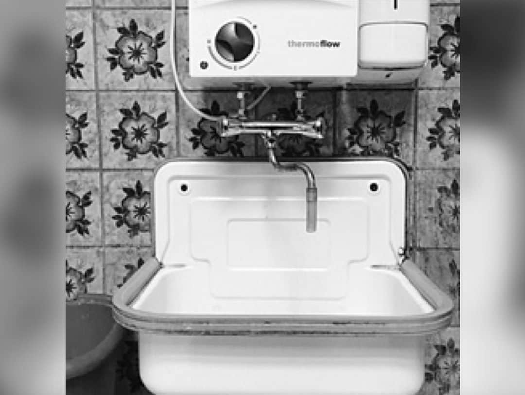 響さんのインスタグラム写真 - (響Instagram)「・ ラフでシンプルな洗面所😎 ・ ヨーロッパではポピュラーなユーティリティシンクを使ってます。 映画とかにたまに出てきますよね🤔 日本では @general_view で購入できます。 ただ、排水径が日本の洗面と違うので注意✏️ ・ 壁は200角の白タイルでシンプルに。 ・ ちゃんとお外から帰ったら手洗いします👍 こっちは神戸の仕事部屋のシャワールームです🚿 ・ #洗面所#洗面室#洗面ボウル#ユーティリティシンク#インテリア#リノベーション」2月5日 10時47分 - kyo_clock