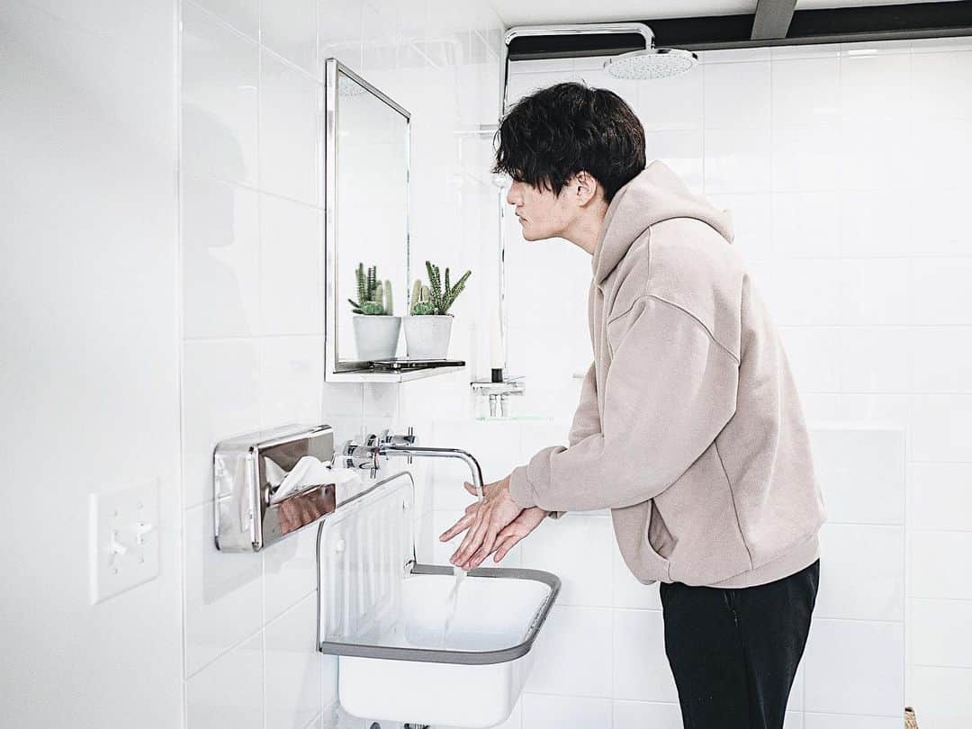 響のインスタグラム：「・ ラフでシンプルな洗面所😎 ・ ヨーロッパではポピュラーなユーティリティシンクを使ってます。 映画とかにたまに出てきますよね🤔 日本では @general_view で購入できます。 ただ、排水径が日本の洗面と違うので注意✏️ ・ 壁は200角の白タイルでシンプルに。 ・ ちゃんとお外から帰ったら手洗いします👍 こっちは神戸の仕事部屋のシャワールームです🚿 ・ #洗面所#洗面室#洗面ボウル#ユーティリティシンク#インテリア#リノベーション」