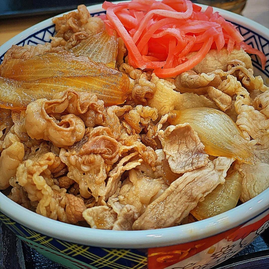 堀江貴文さんのインスタグラム写真 - (堀江貴文Instagram)「#yoshinoya #butadon #gyudon #吉野家 #ukyodon #右京丼 i #美味しくないわけがない #夕食 #料理 #美味しい #ごはん  #food #foodlovers #foodie  #delicious #foodoftheday #foodgasm  #yum #yummy #tasty #eat #eating #hungry #foodpics #fresh #tasty #eating #foodpic #instafood ずっとやってみたかった @ukyo__ok 考案の右京丼 #豚丼に牛皿をトッピング」2月5日 10時48分 - takapon_jp