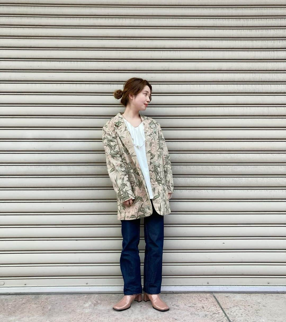 matano Kastaneのインスタグラム：「#Kastane_ootd﻿ ﻿ ﻿ 大好きな衿フリルの着回し楽しんでます♡﻿ ﻿ お店に再入荷しております😇﻿ 大人気なので皆さまお早めにです♡﻿ ﻿ ﻿ 今日は私物の柄ジャケットと﻿ お🆕のソフトレザースクエアブーツ👢🎀﻿ ﻿ ﻿ 2月毎週金曜日は金得です〜🎶﻿ ﻿ ﻿」