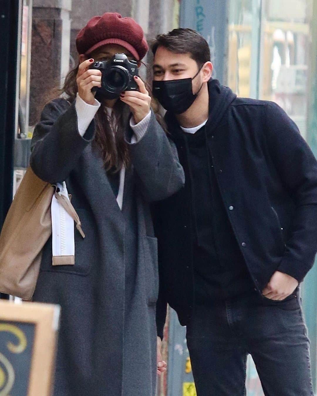 Just Jaredさんのインスタグラム写真 - (Just JaredInstagram)「@katieholmes212 and boyfriend @emiliovitolo turned the camera on the paparazzi while stepping out together in NYC. #KatieHolmes #EmilioVitolo Photos: Backgrid」2月5日 10時51分 - justjared
