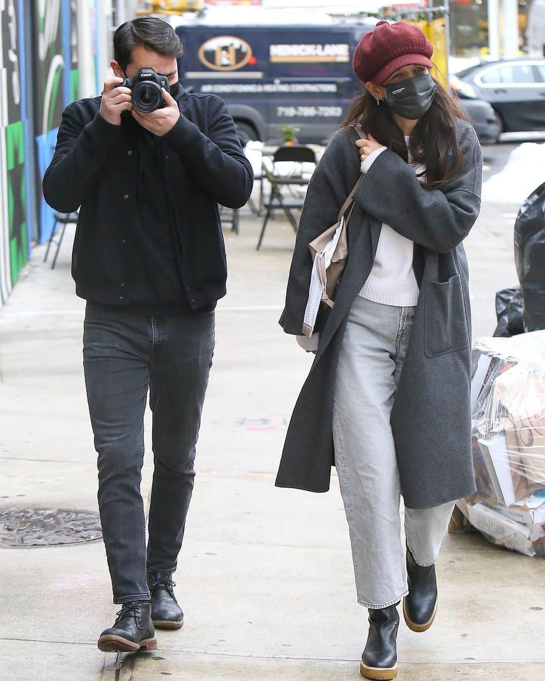 Just Jaredさんのインスタグラム写真 - (Just JaredInstagram)「@katieholmes212 and boyfriend @emiliovitolo turned the camera on the paparazzi while stepping out together in NYC. #KatieHolmes #EmilioVitolo Photos: Backgrid」2月5日 10時51分 - justjared