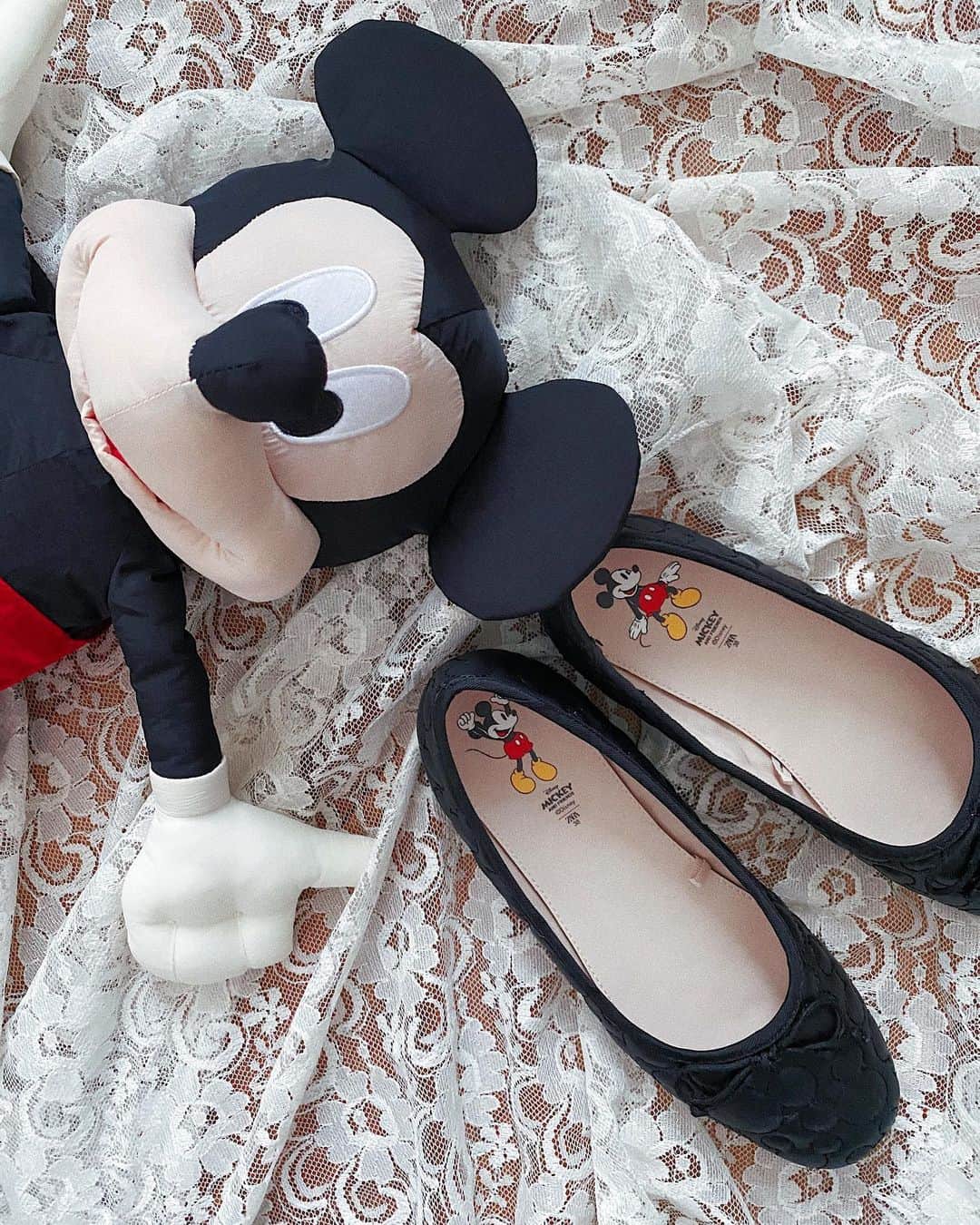 中島奈津希のインスタグラム：「🐭♡🩰﻿ ﻿ ﻿ ﻿ ﻿ #zara (@zara )で見つけた﻿ #ミッキーシェイプ のバレエシューズ🐭🩰﻿ ﻿ ﻿ キッズサイズしかないと思っていたら﻿ 大人サイズもあったの🥺❤️﻿ #隠れミッキー なデザインだから﻿ 大人でも使いやすいよね🥺❤️﻿ ﻿ ﻿ ﻿ インソールには、﻿ ポーズの違うミッキー🐭❤️🐭﻿ これなら右と左が分かりやすくて﻿ キッズも履きやすいだろうなぁって🥺🩰✨﻿ さすがzaraさん🥺❤️﻿ ﻿ ﻿ ﻿ ﻿ ﻿ ﻿ #zaradisney アイテムって可愛いものばかりで﻿ テンションあがる😍😍💭🐭❤️﻿ ﻿ ☁️☁️☁️☁️☁️☁️☁️☁️☁️☁️☁️☁️☁️☁️☁️☁️﻿ #disneysisters_jp ←#中島姉妹 ディズニーまとめ👭🏻﻿ #東京ディズニーランド　﻿ #ザラ#ザラディズニー#ディズニーグッズ　﻿ #おうちディズニー#ディズニーバウンド」