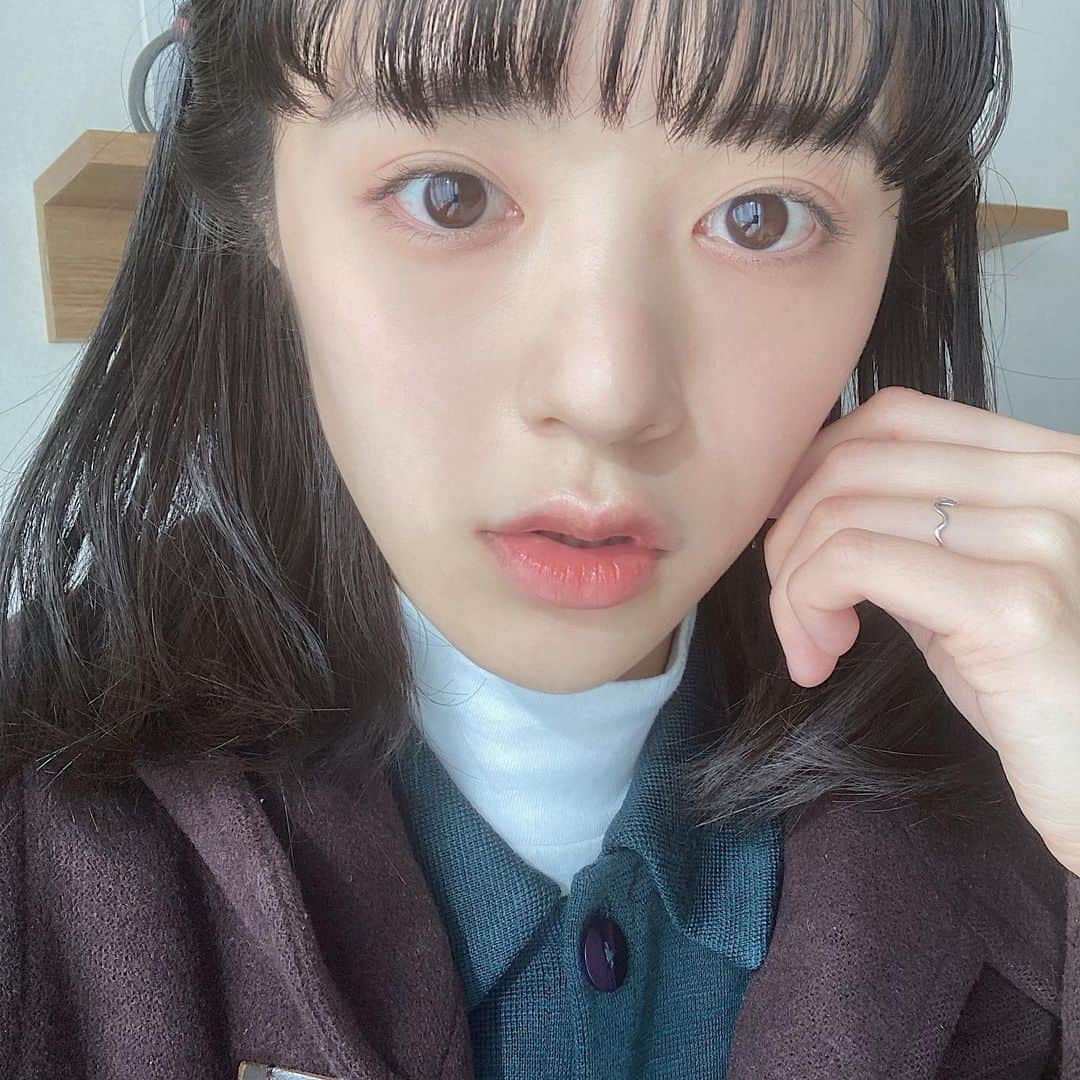 谷口朝香のインスタグラム：「耳上くるりんぱしてハーフアップっぽくしたら一気に女の子っぽくなったからおすすめ🤍」