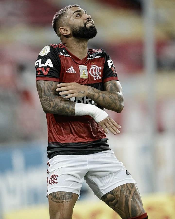 ガブリエウ・バルボーザ・アウメイダのインスタグラム：「Cabelinho na régua e a camisa do Flamengo 💖🔥」