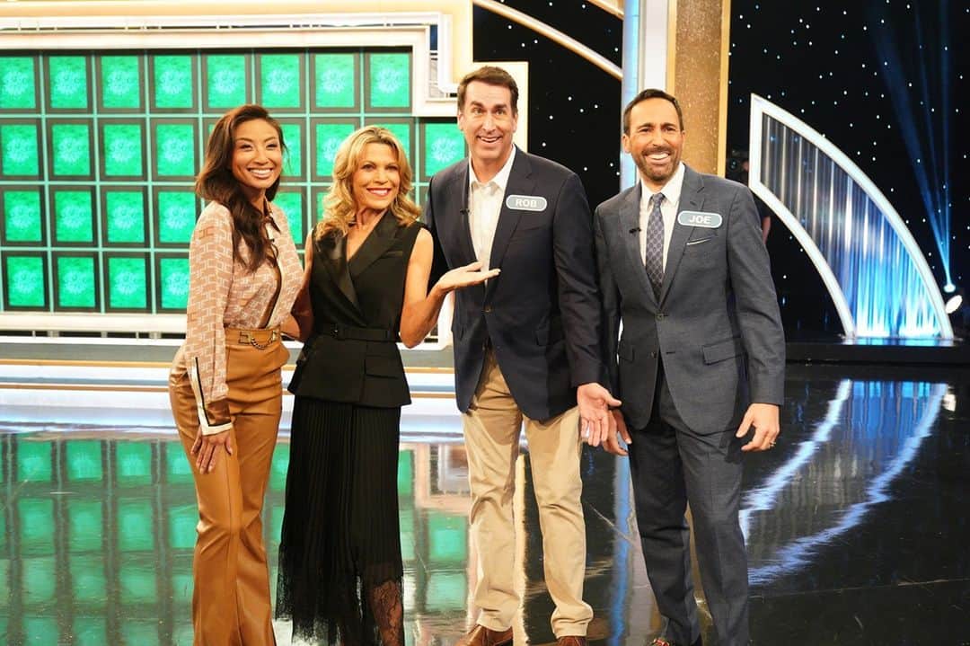 アメリカン・ブロードキャスティング・カンパニーのインスタグラム：「Are you ready to watch the @holeymoleyabc crew risk it all? The #CelebrityWheelOfFortune fun and games continue now 🥳」