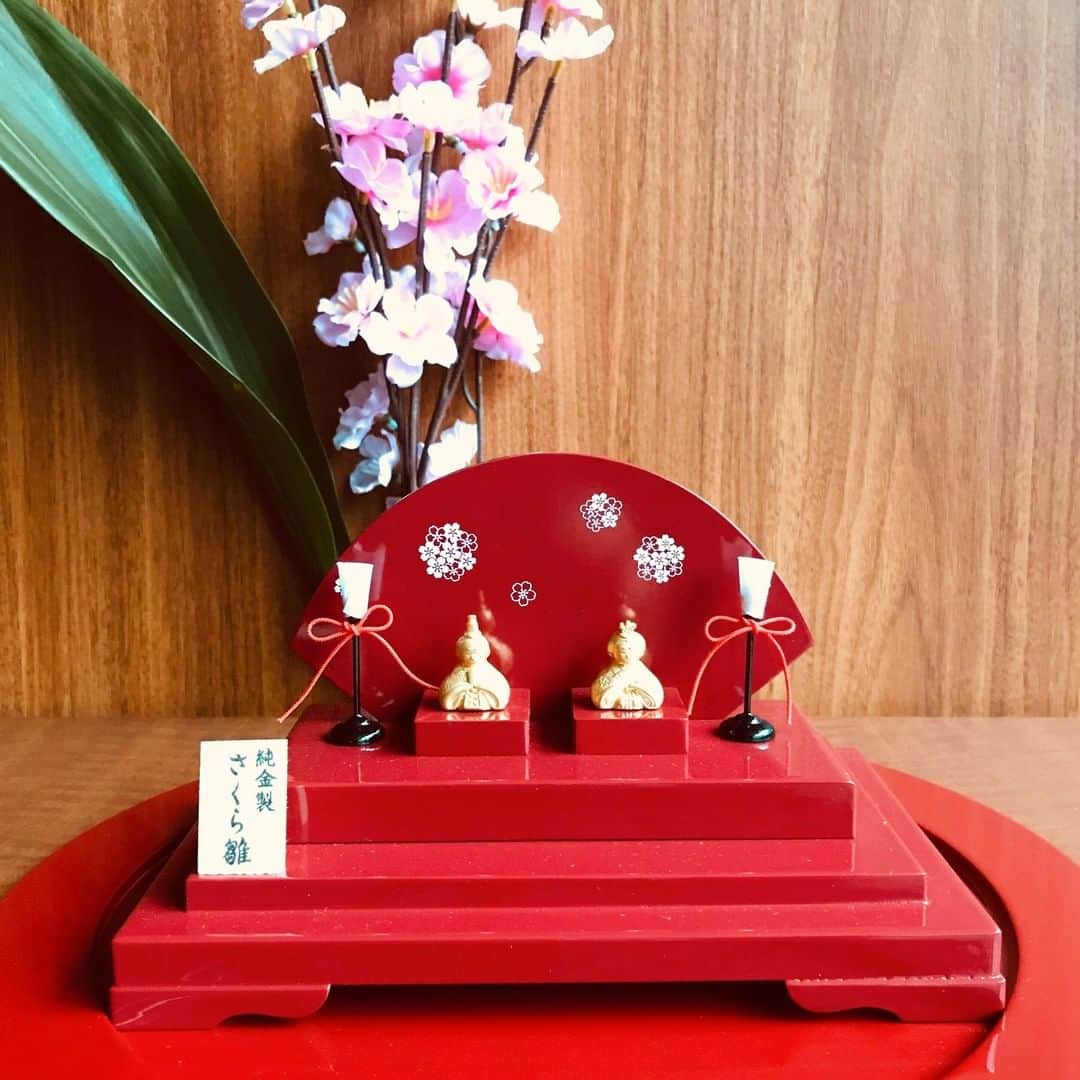 GINZA TANAKA 公式さんのインスタグラム写真 - (GINZA TANAKA 公式Instagram)「・ 【もうすぐひな祭り　さくら雛】  ひな祭りは女子の健やかな成長を願う節句。大人の女性にとってもこころとからだの健康を守るための厄除け行事としてお祝いしたいですね。  純金のお内裏様とお雛様はいかがですか？古くから「魔除け」の力をもつと言われる”桜”をお雛様の着物と屏風にデザインしました。毎年の桃の節句に飾ることができる価値ある金工芸品です。  #GINZATANAKA #ginzatanaka #ギンザタナカ #田中貴金属 #田中貴金属ジュエリー #ひな祭り #桃の節句 #お内裏様 #お雛様 #節句 #厄除け #魔除け  #さくら雛 #純金」2月5日 11時00分 - ginzatanaka_jp