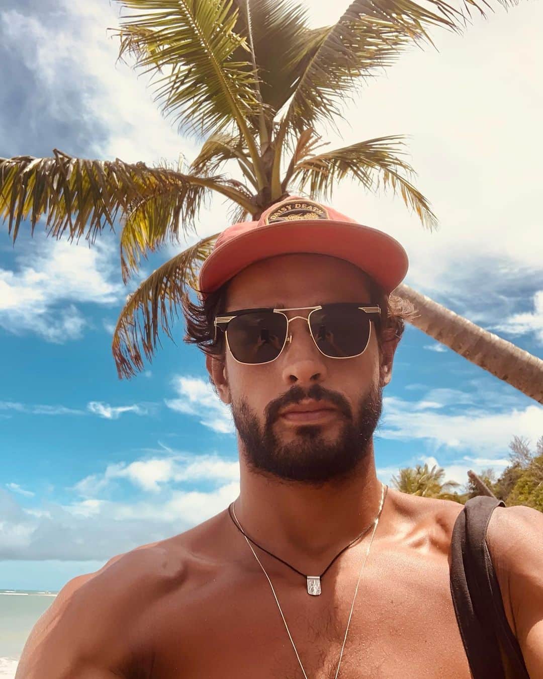 マーロン・テシェイラのインスタグラム：「—- “The endless hunt to discover  a new paradise  beach.” 🌴🏴‍☠️🐚💙💦 — “Ouvi falar de um capitão do mar, que era pirata dono de um verde mar,  que ainda tem um barco mas parou de navegar.  Que se enamorou da terra se entregando a praia perto do mar, murmurando encantado a canção do amar que vem do mar.” 🌴🏴‍☠️🐚💙💦 —- 🎩...Peace&Light...♻️ —- #VidaNaPraia #Bahia 🙌🙏🙌 #GoodVibesOnly」