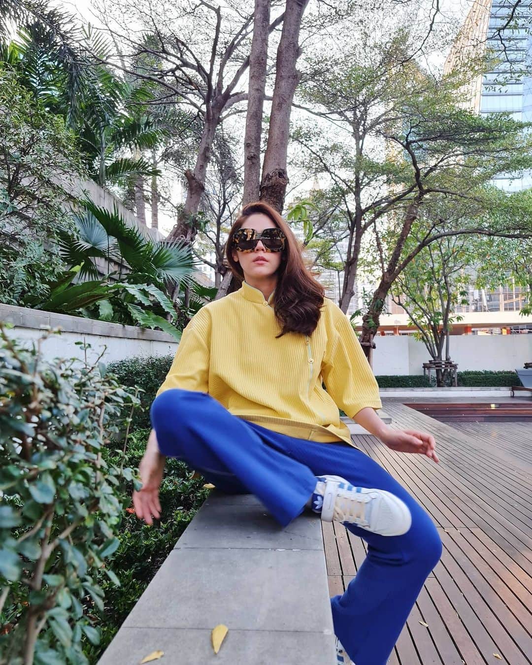 Araya Alberta Hargateのインスタグラム：「💛💙😎」