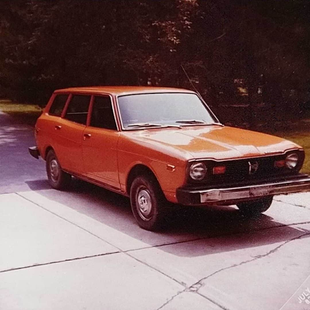 Subaru of Americaさんのインスタグラム写真 - (Subaru of AmericaInstagram)「Throwback to this vintage #DrivewayGoals shot of a 1975 Subaru GL Wagon. Tag us in your favorite #TBT Subaru photos! (📸: Deb Jones)」2月5日 11時05分 - subaru_usa