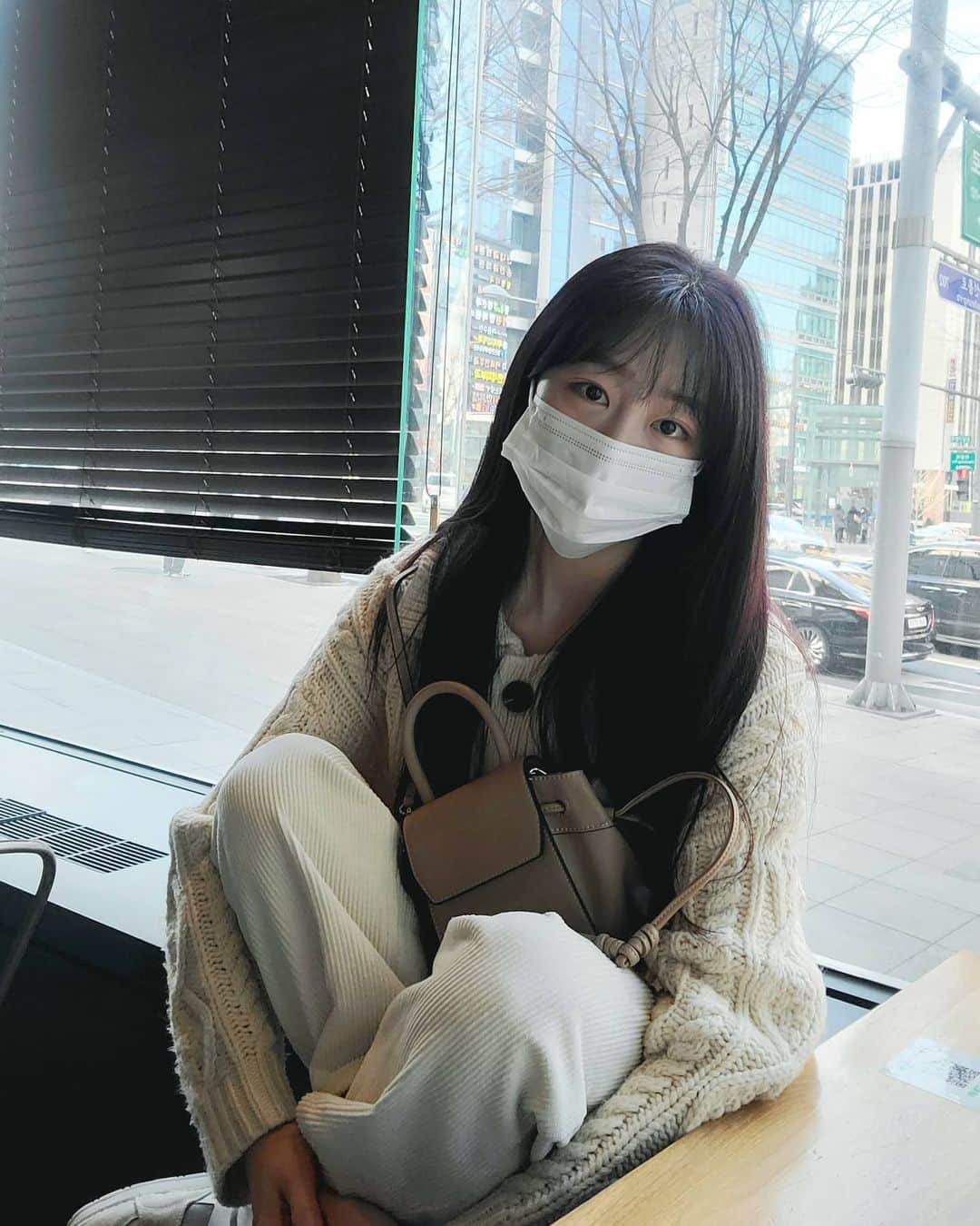 ユジョンのインスタグラム：「굿 모닝 🤎🤍 헤헷」